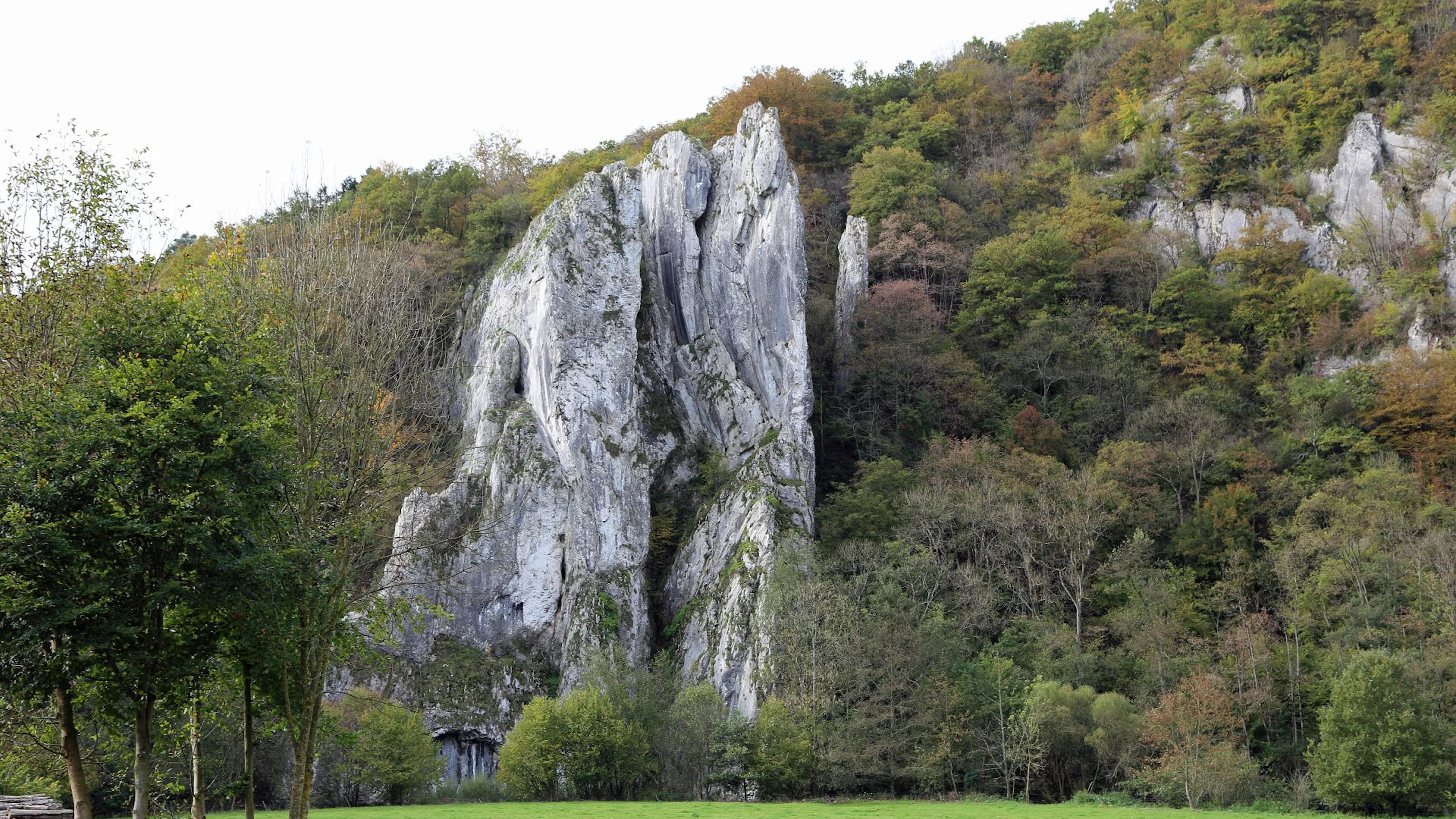 Aiguilles de Chaleux. De grot bevindt zich links van deze rotsformatie. (Foto: Mark Ryckaert) Aiguilles de Chaleux. De grot bevindt zich links van deze rotsformatie. (Foto: Mark Ryckaert)