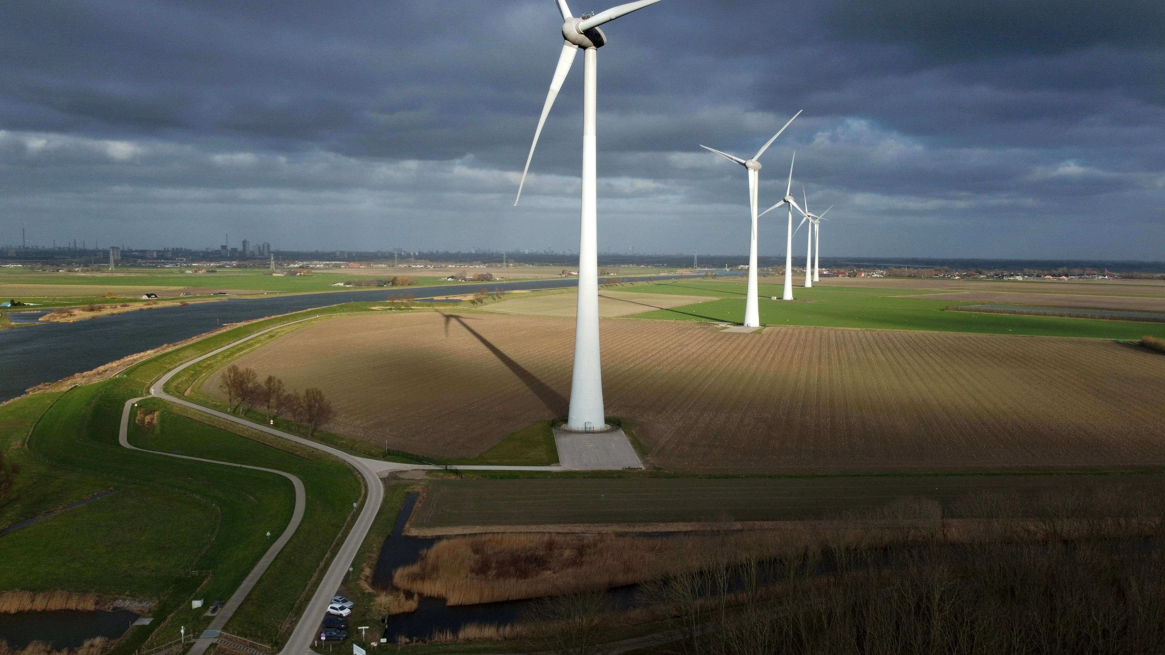 Veroorzaken grote wind- en zonneparken nevenschade aan het klimaat?