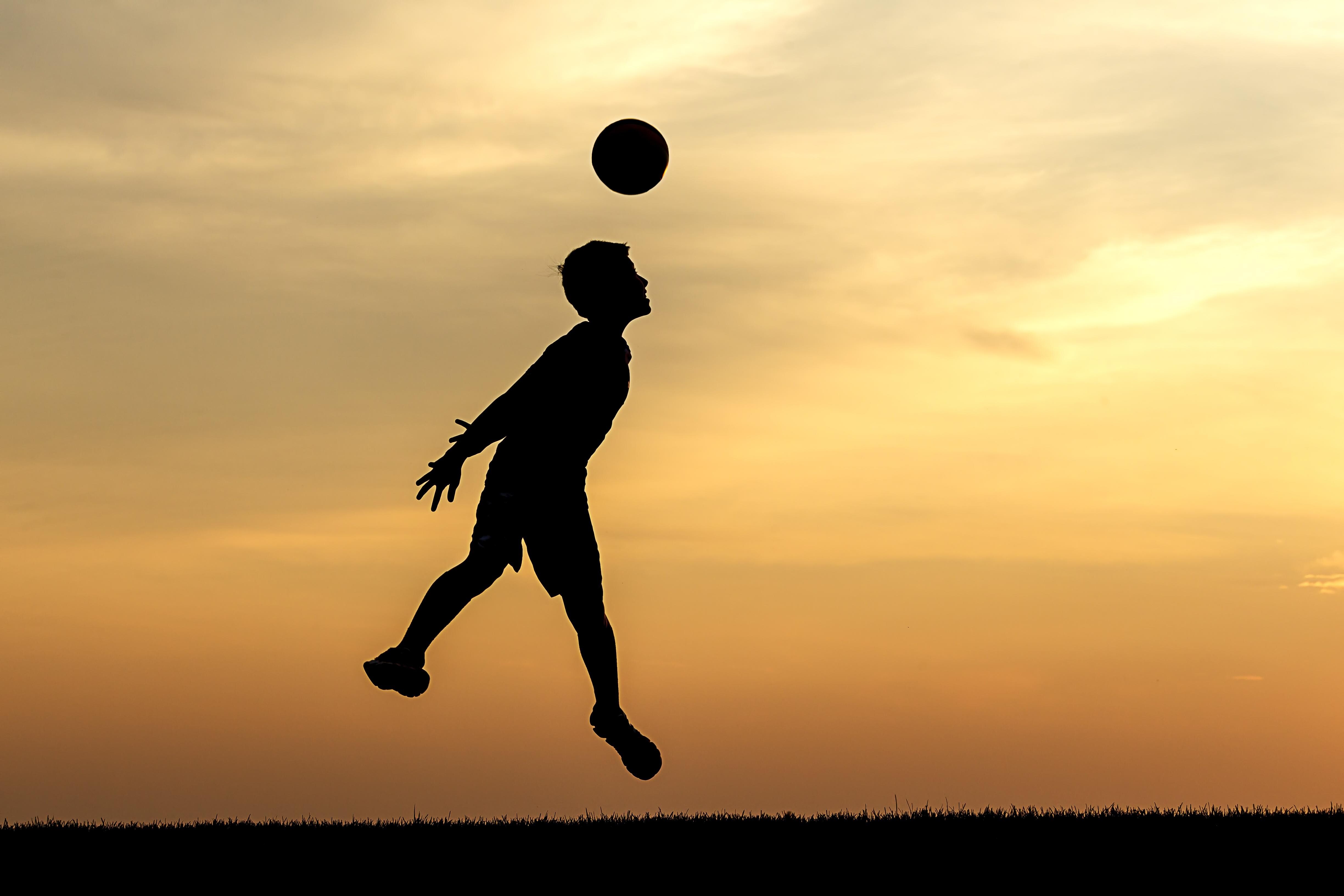 Kopbal kan ook bij jonge amateursporters tot hersenschade leiden