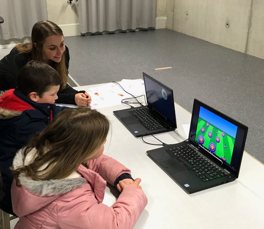 Collega-onderzoeker Dr. Saranda Bekteshi illustreert het oogbesturingssysteem op de dag van de wetenschap