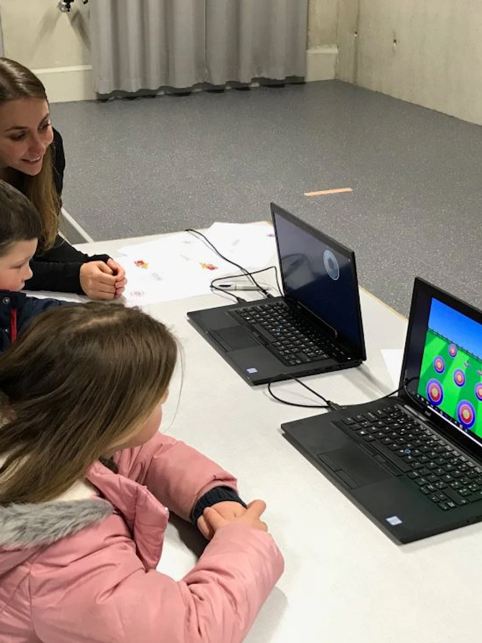Collega-onderzoeker Dr. Saranda Bekteshi illustreert het oogbesturingssysteem op de dag van de wetenschap Collega-onderzoeker Dr. Saranda Bekteshi illustreert het oogbesturingssysteem op de dag van de wetenschap