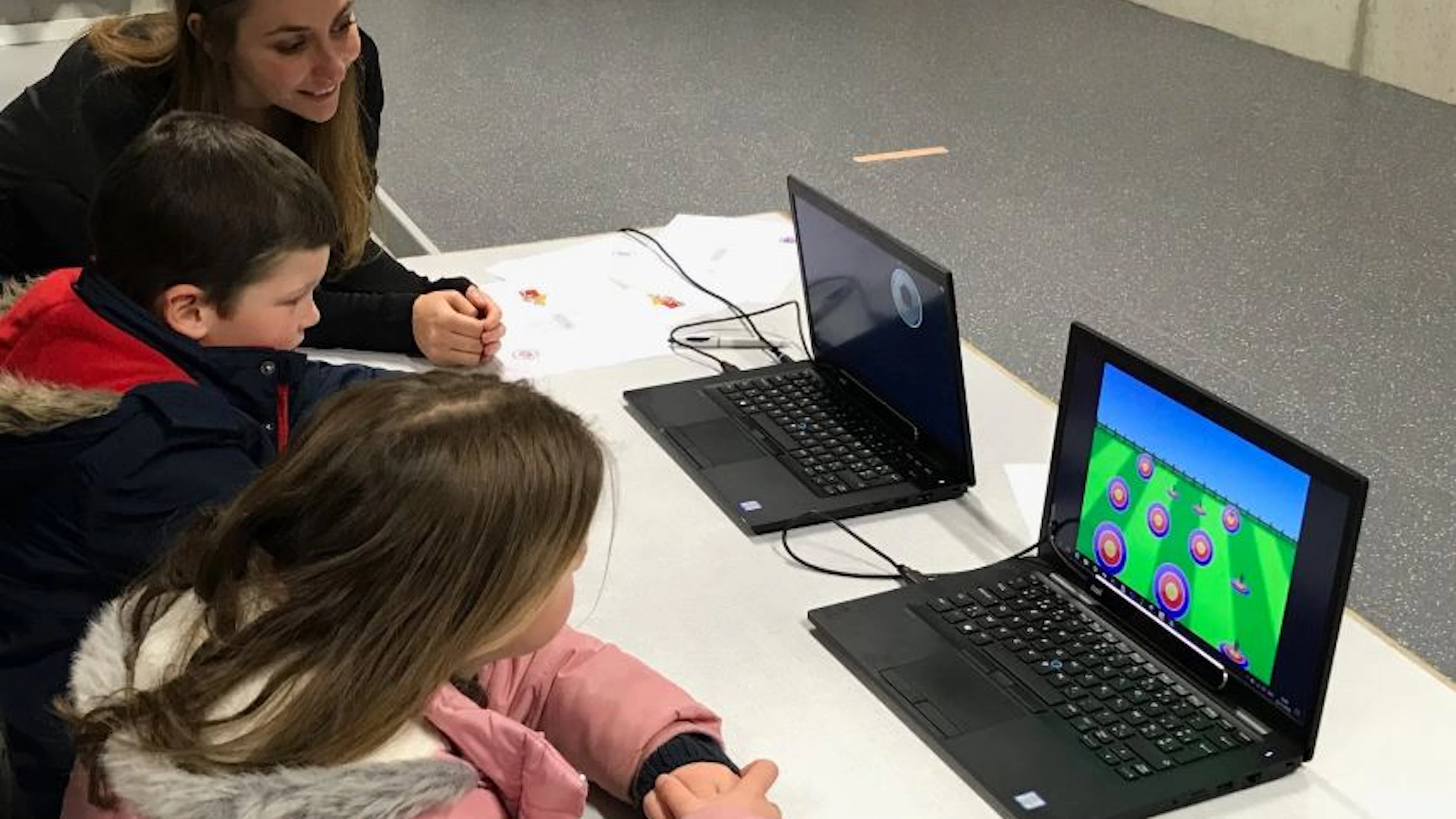 Collega-onderzoeker Dr. Saranda Bekteshi illustreert het oogbesturingssysteem op de dag van de wetenschap Collega-onderzoeker Dr. Saranda Bekteshi illustreert het oogbesturingssysteem op de dag van de wetenschap