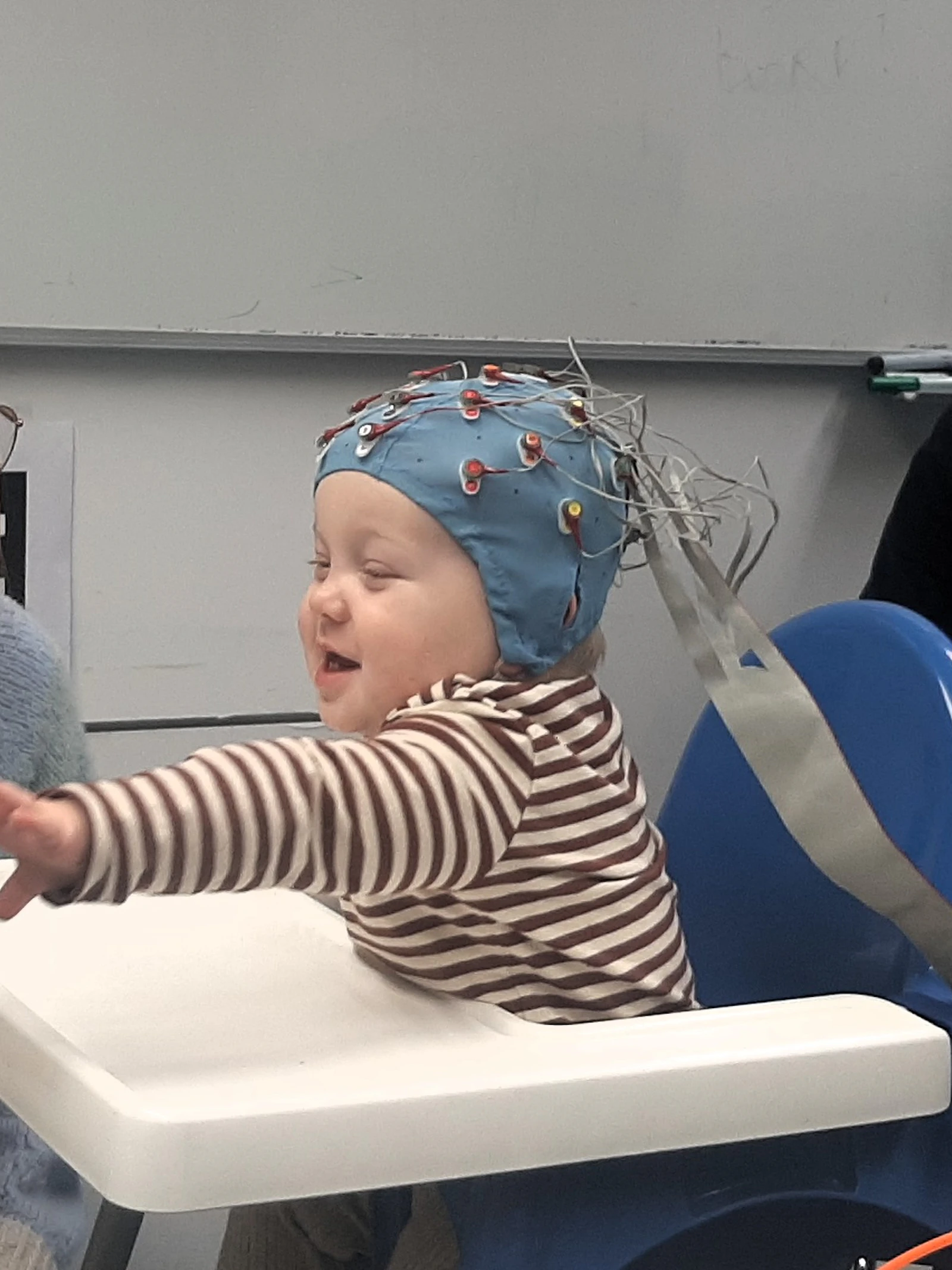 EEG bij een jong kindje (kind-vriendelijke set-up, CORGEE) EEG bij een jong kindje (kind-vriendelijke set-up, CORGEE)