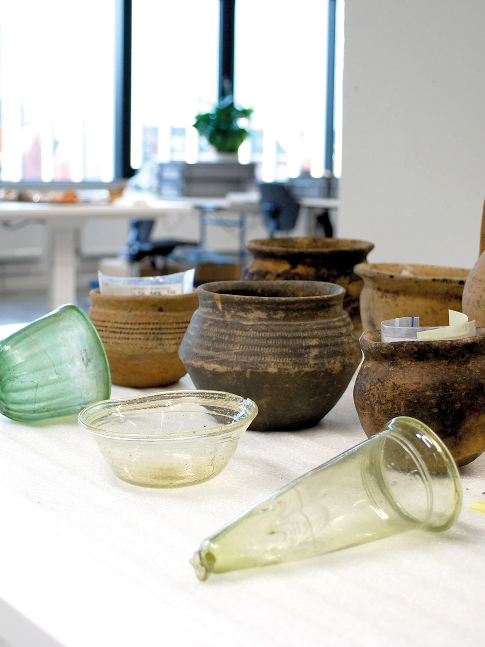 Beeld: Glas- en aardewerk uit de Merovingische tijd, uit opgravingen in Vlaanderen. (Credit: Marco Goole). Beeld: Glas- en aardewerk uit de Merovingische tijd, uit opgravingen in Vlaanderen. (Credit: Marco Goole).