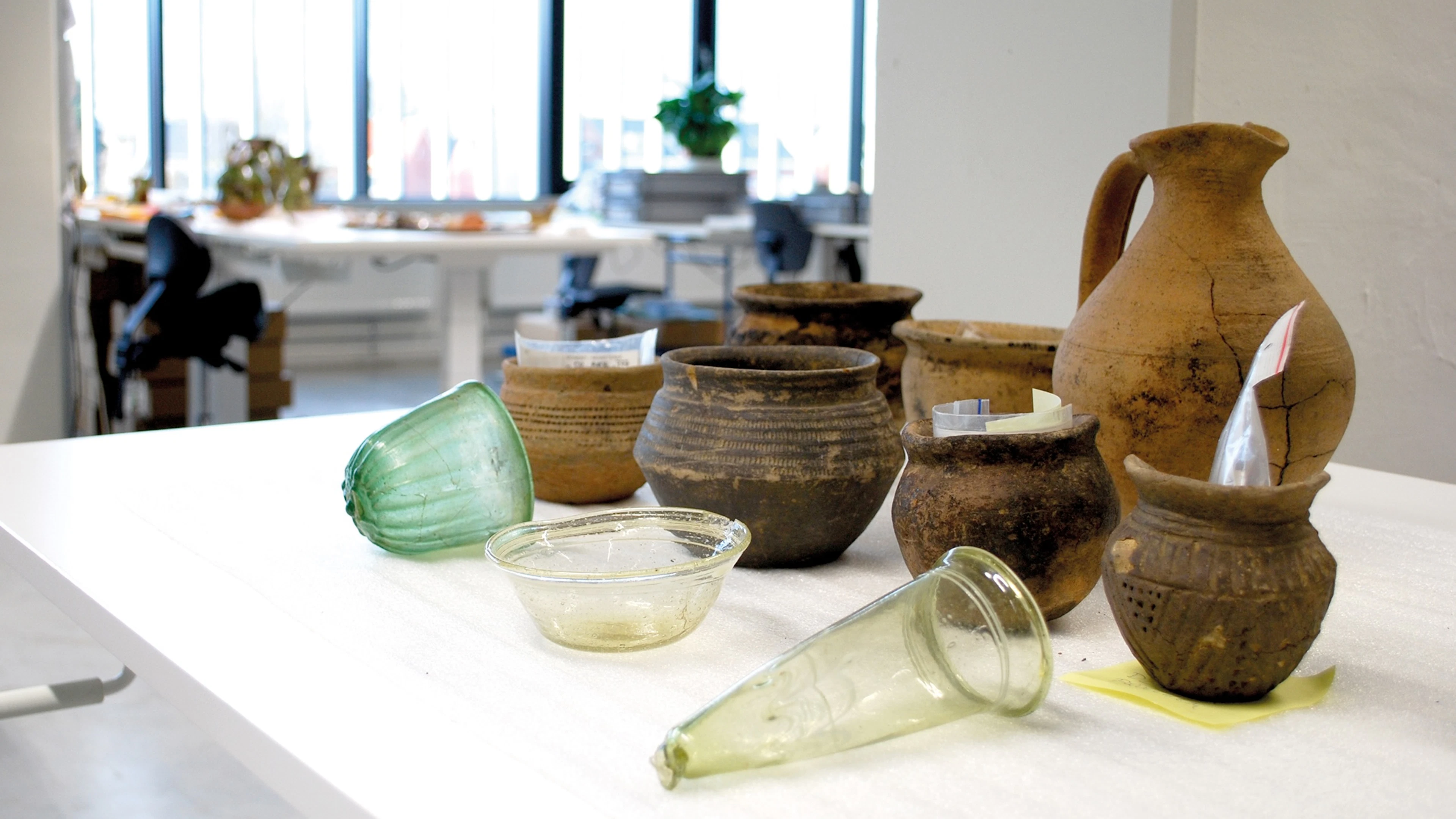Beeld: Glas- en aardewerk uit de Merovingische tijd, uit opgravingen in Vlaanderen. (Credit: Marco Goole). Beeld: Glas- en aardewerk uit de Merovingische tijd, uit opgravingen in Vlaanderen. (Credit: Marco Goole).