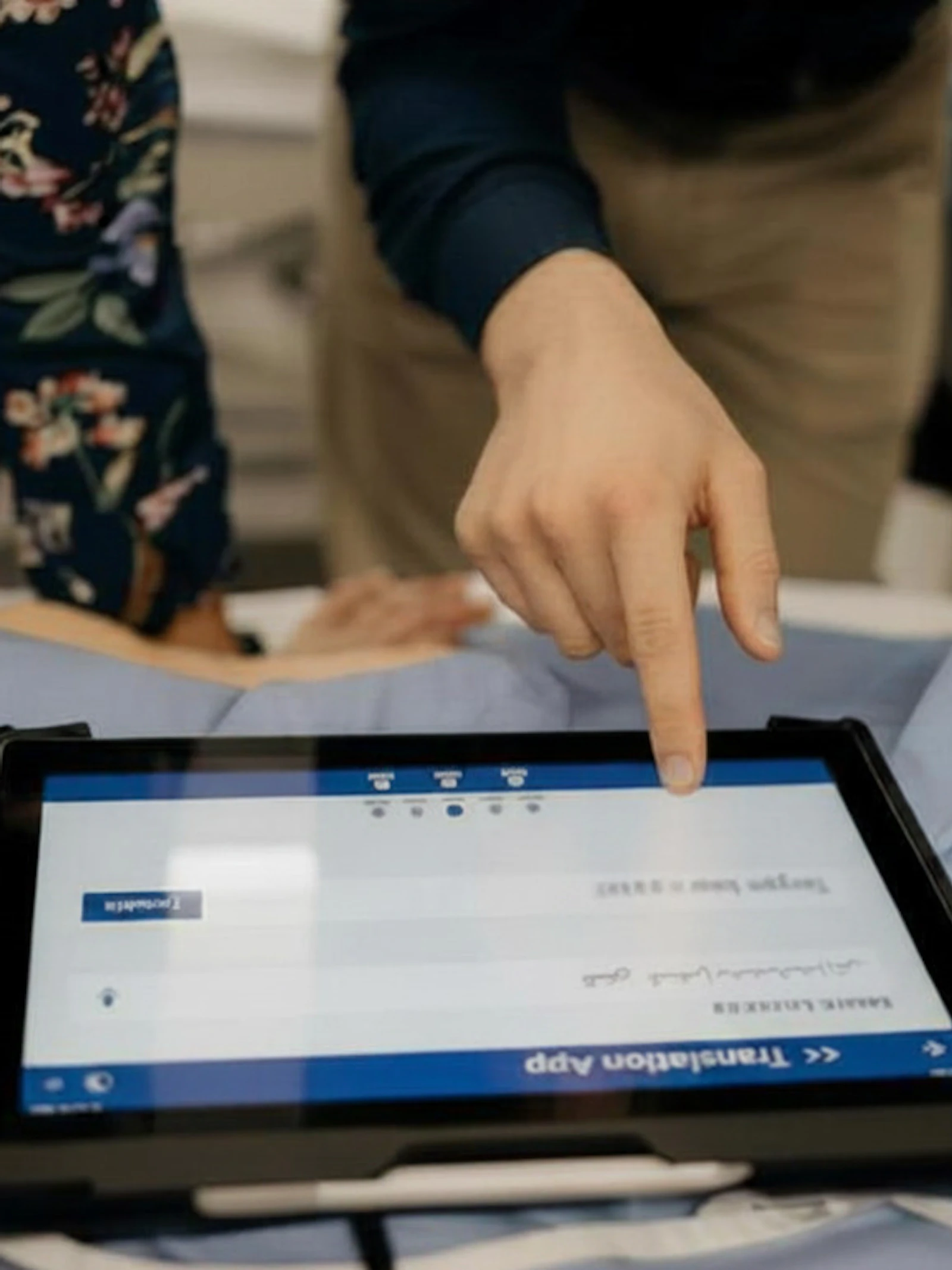 De tolk op de tablet. Waarom een kleine vertaalfout grote gevolgen kan hebben