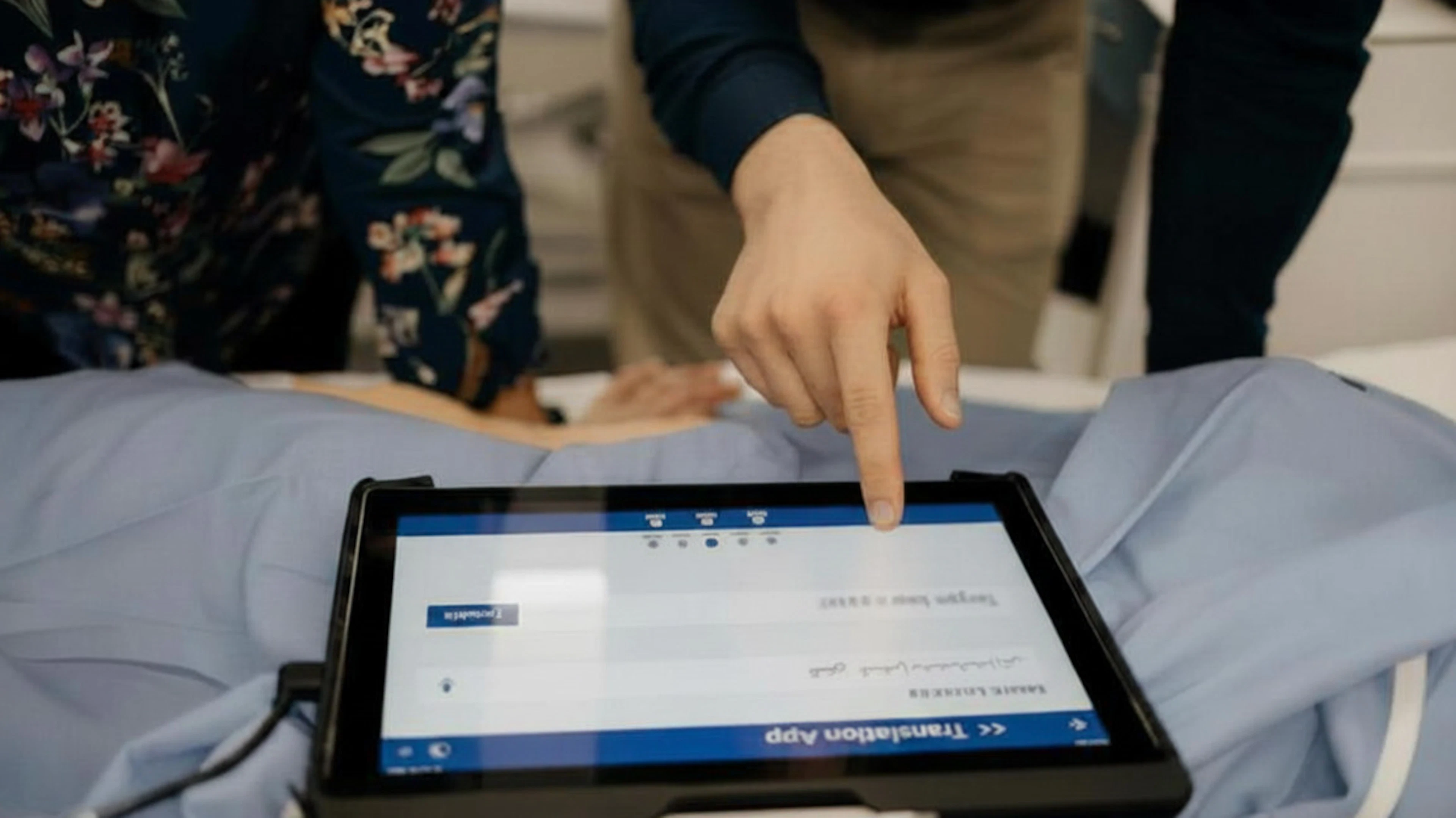 De tolk op de tablet. Waarom een kleine vertaalfout grote gevolgen kan hebben