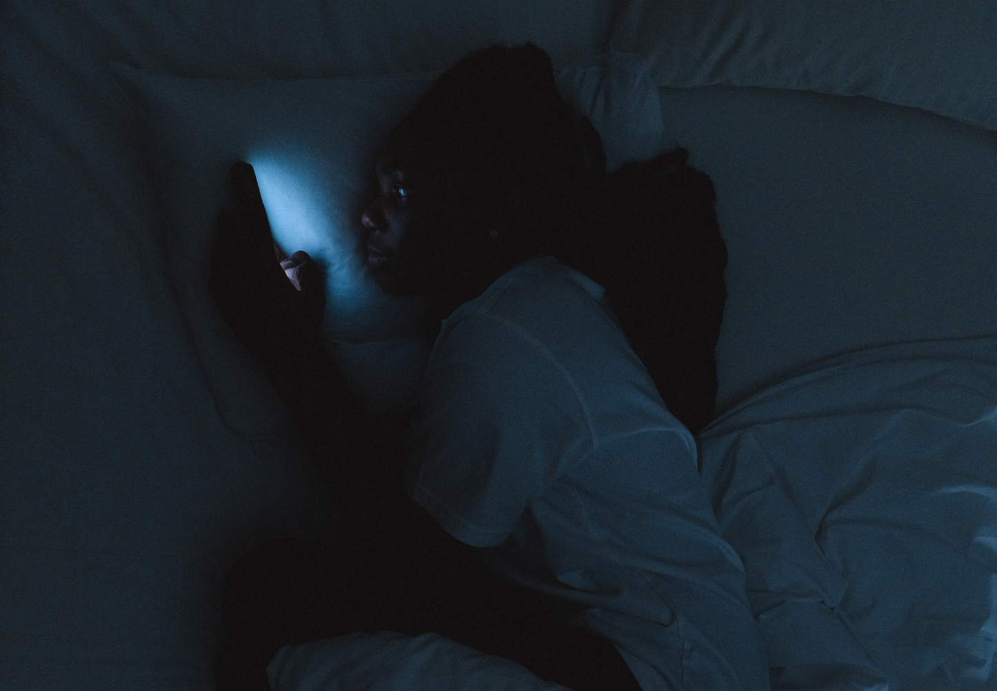 Smartphone in bed © Shvets