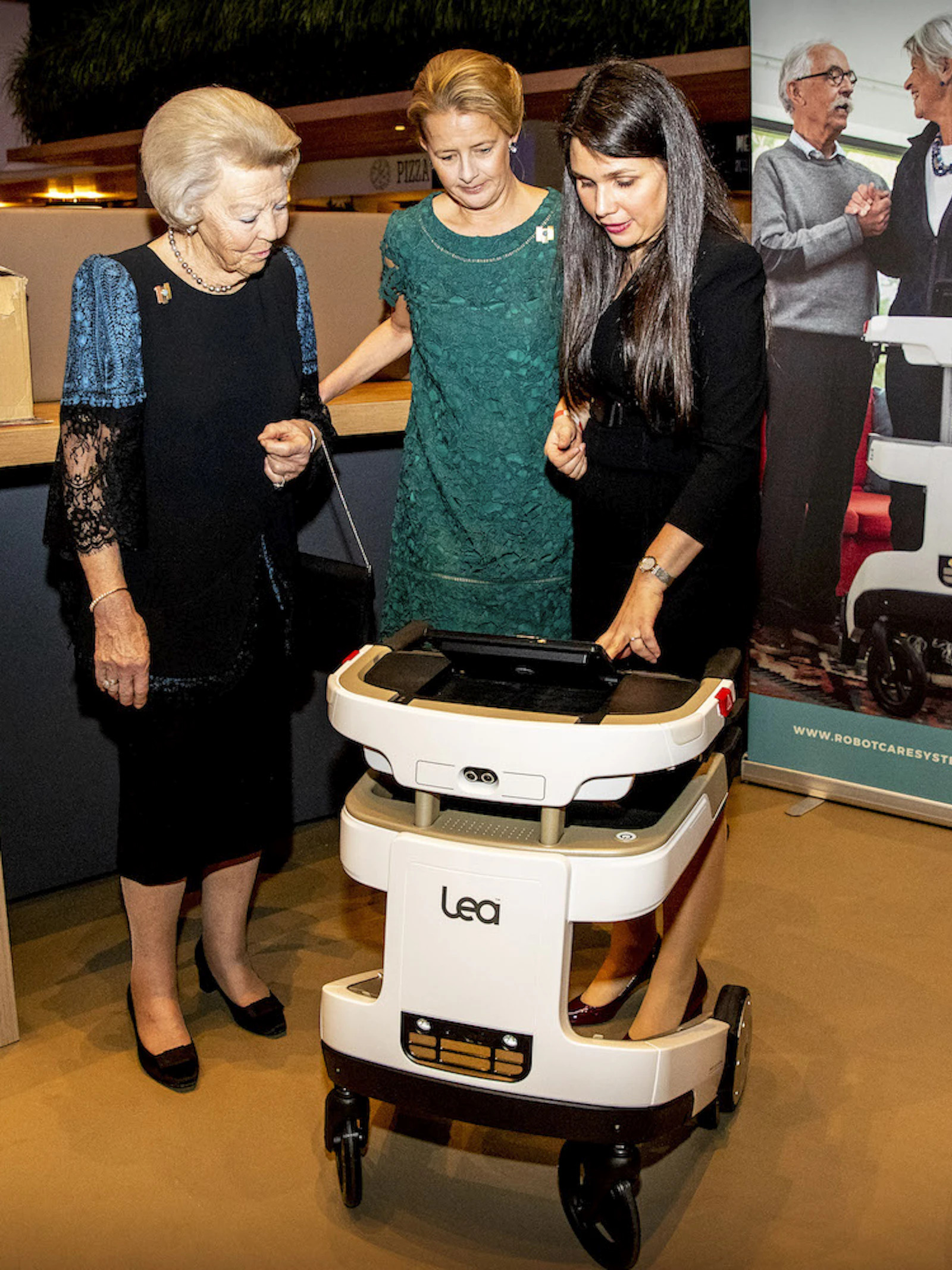 ‘Lea is een robot vermomd als een rollator’