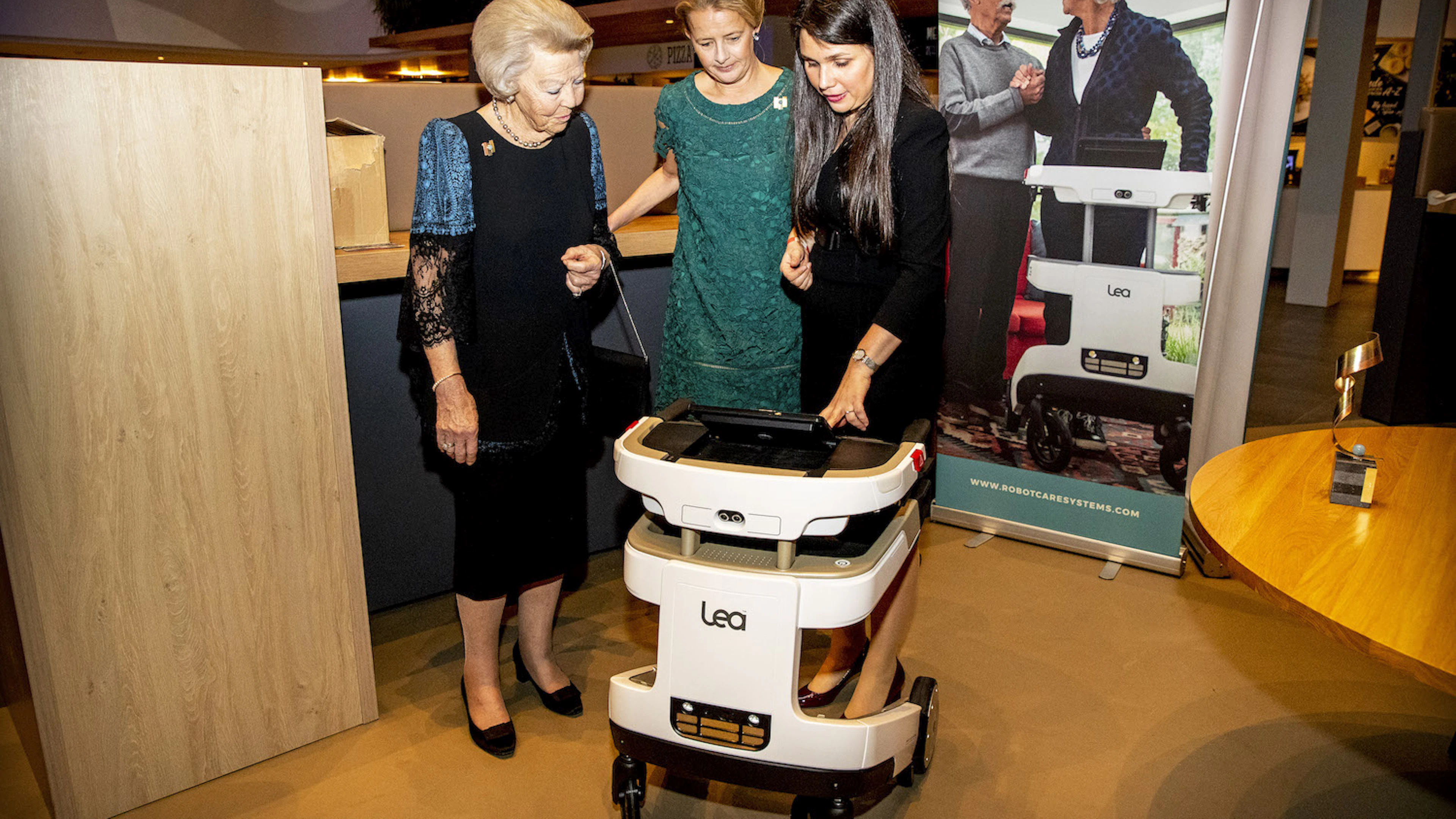‘Lea is een robot vermomd als een rollator’