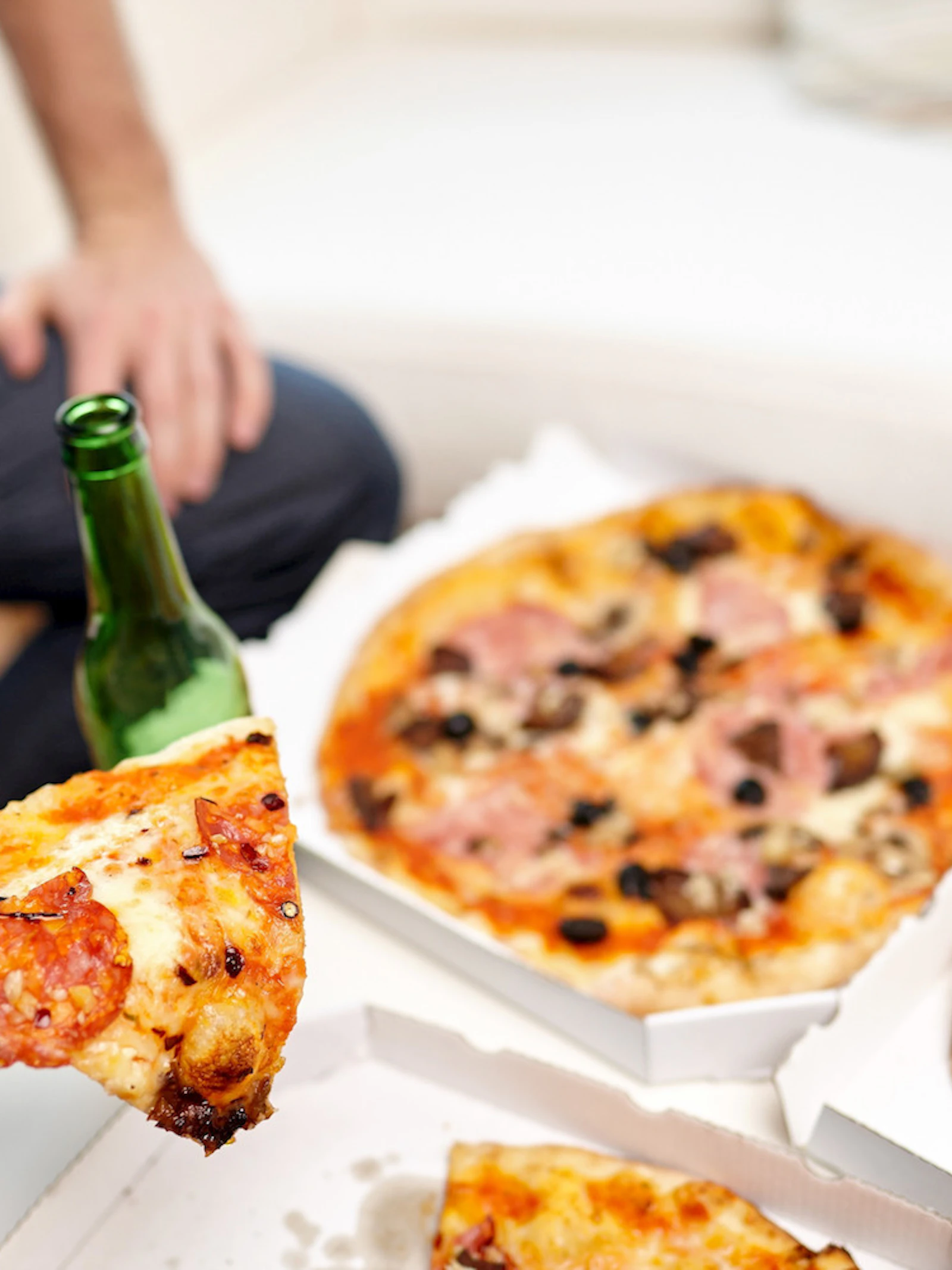 Mogelijk beïnvloeden alcohol en vettig eten hetzelfde hersennetwerk