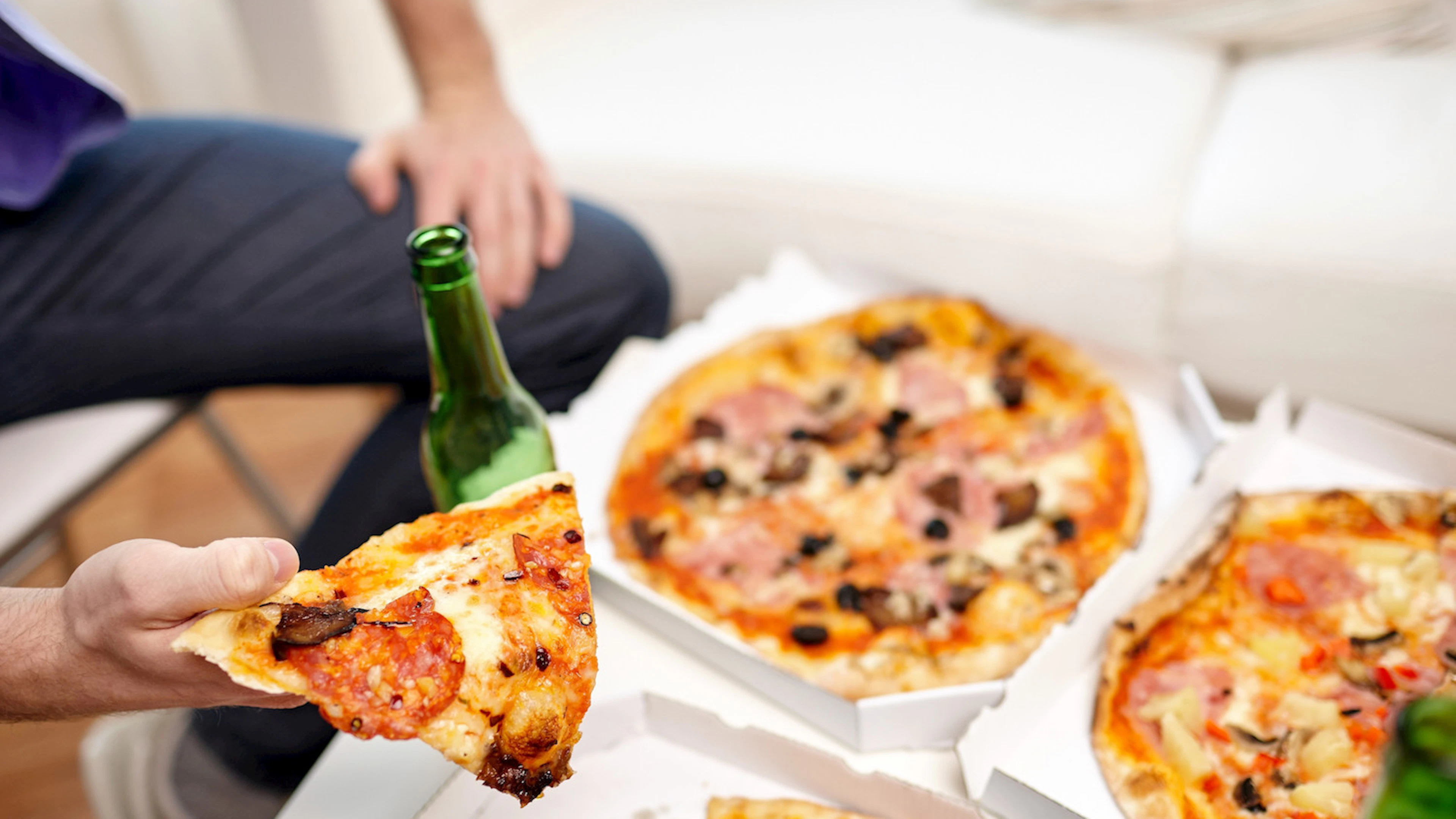 Mogelijk beïnvloeden alcohol en vettig eten hetzelfde hersennetwerk