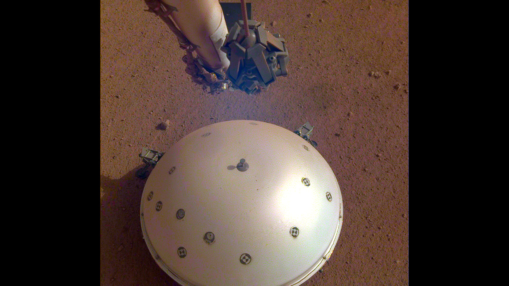 Marslander InSight lijkt lichte ‘Marsbeving’ te hebben opgepikt