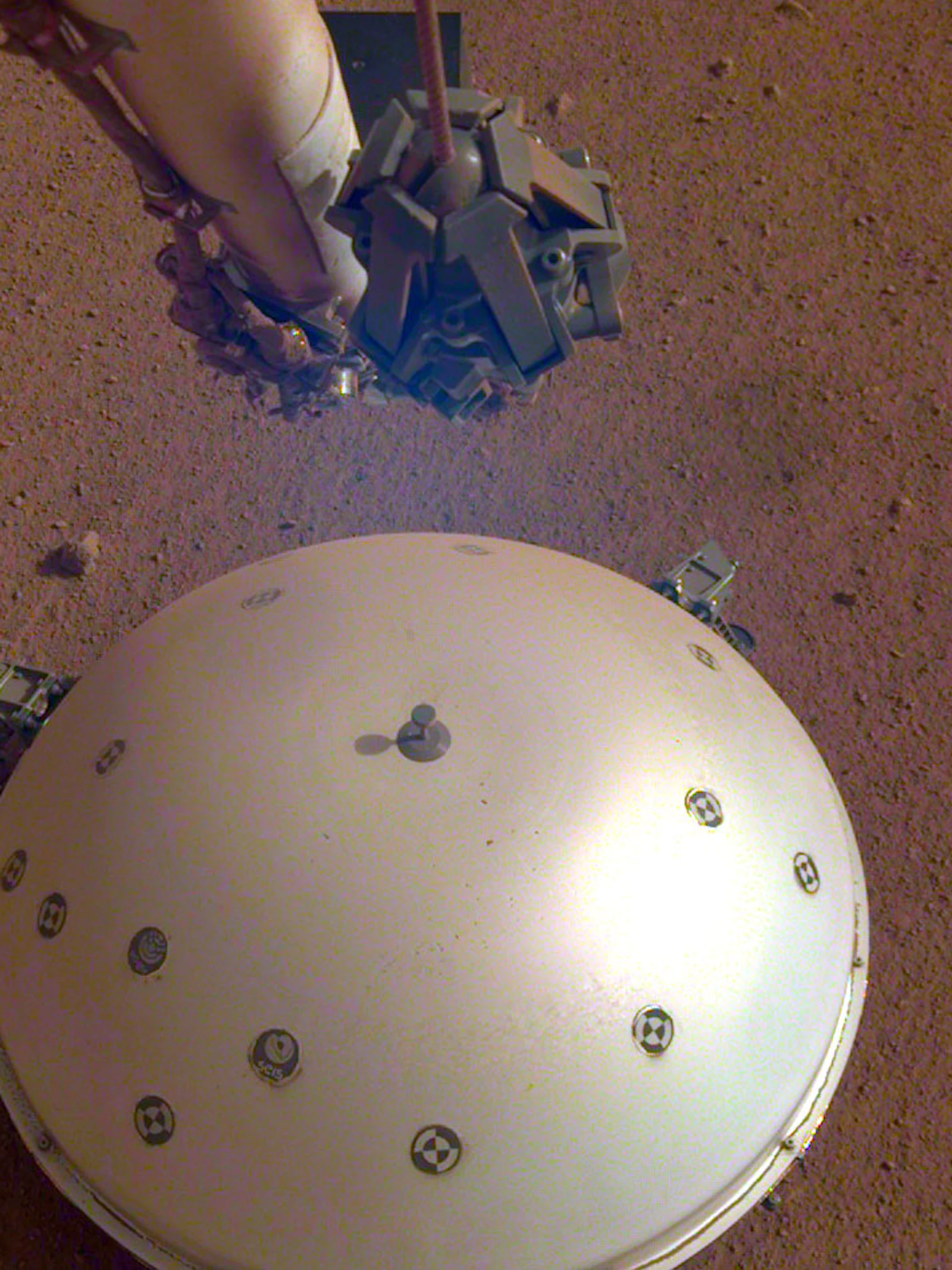 Marslander InSight lijkt lichte ‘Marsbeving’ te hebben opgepikt