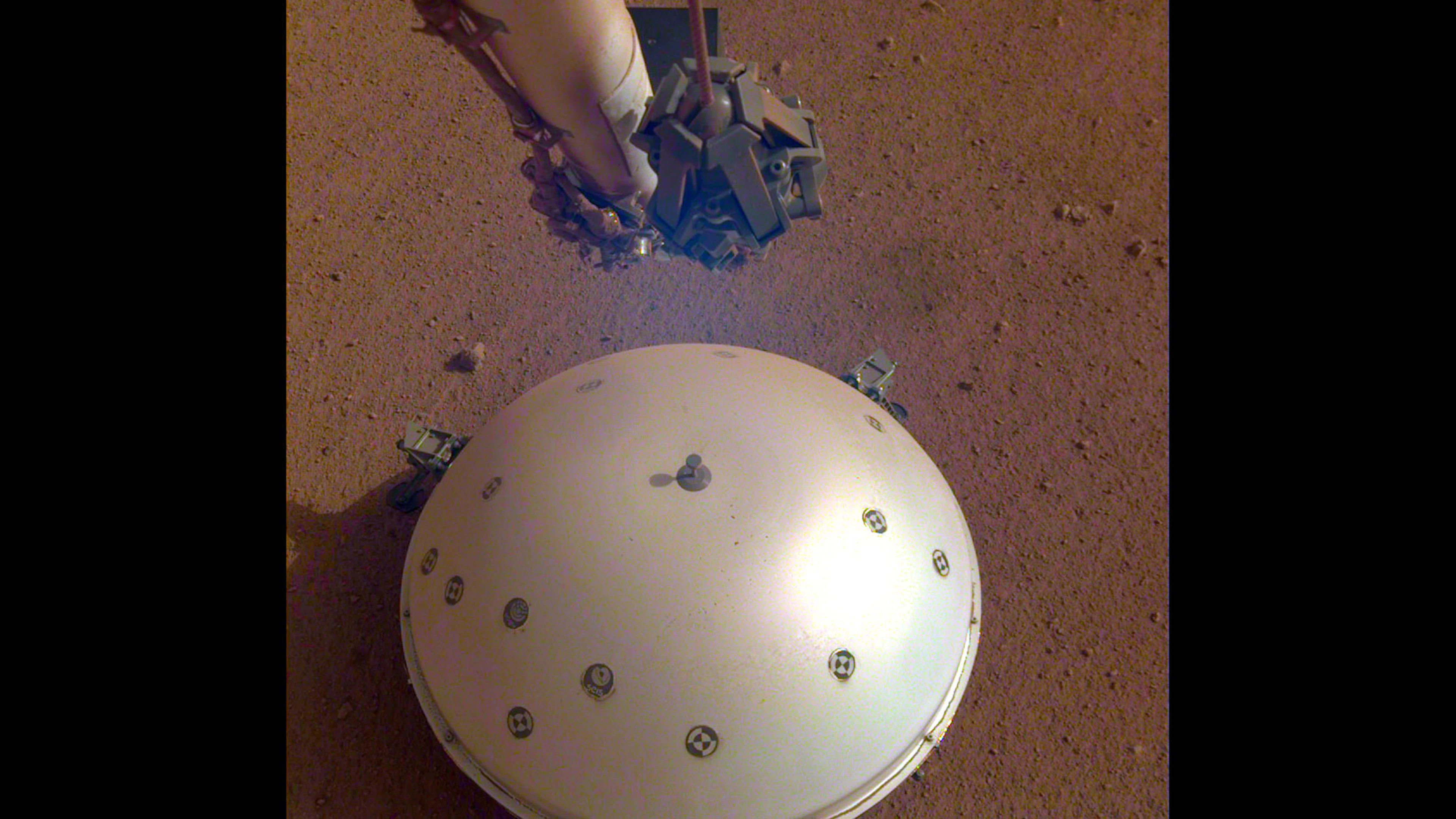 Marslander InSight lijkt lichte ‘Marsbeving’ te hebben opgepikt