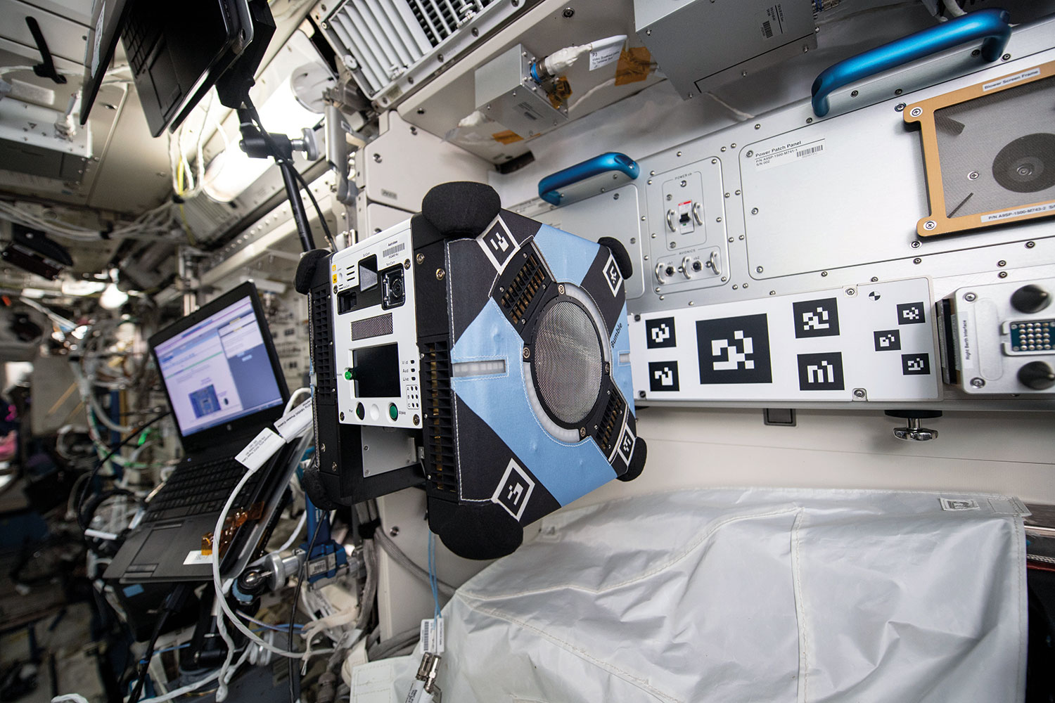 Autonome robotbijen helpen astronauten in het ISS
