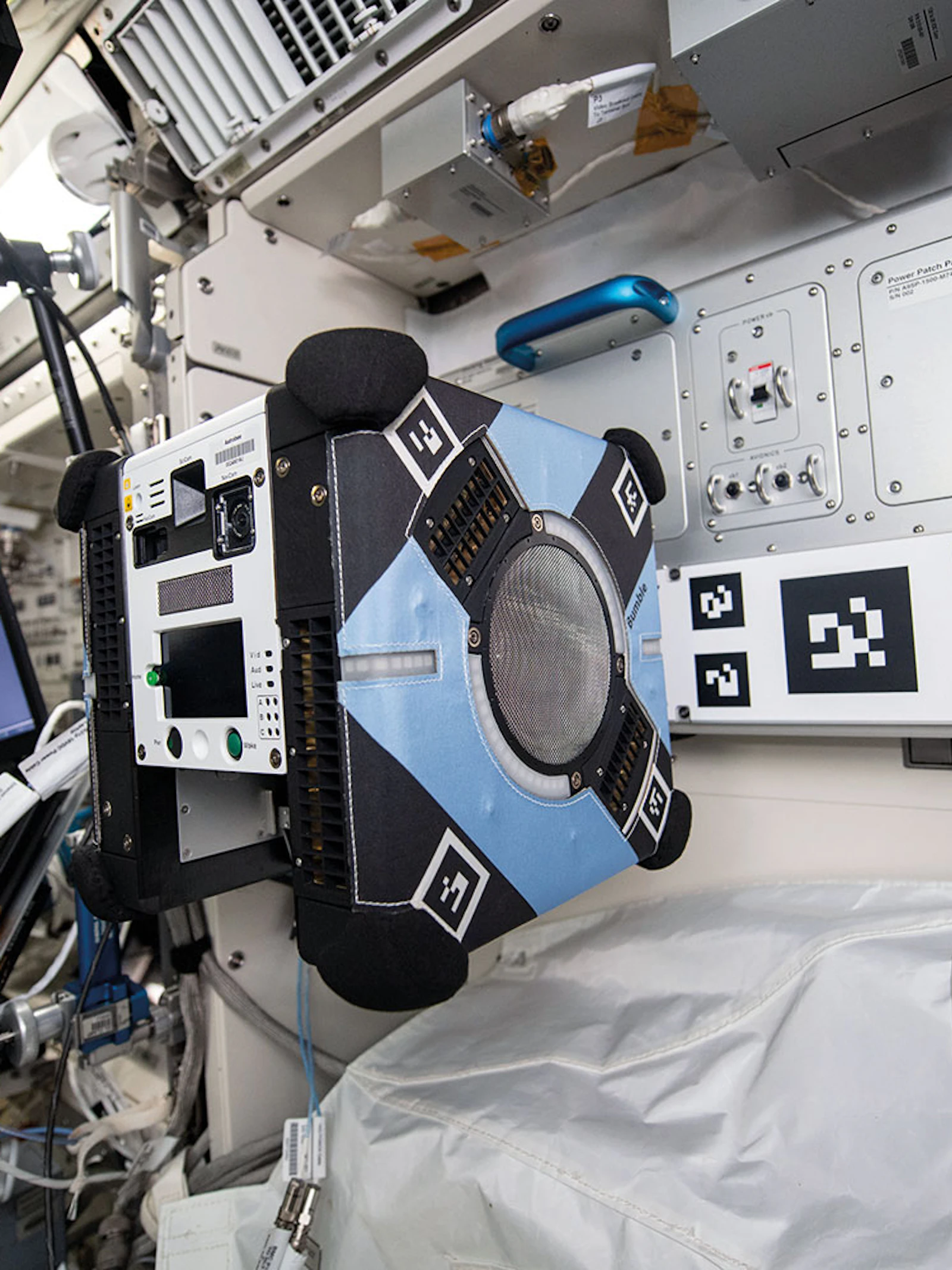 Autonome robotbijen helpen astronauten in het ISS