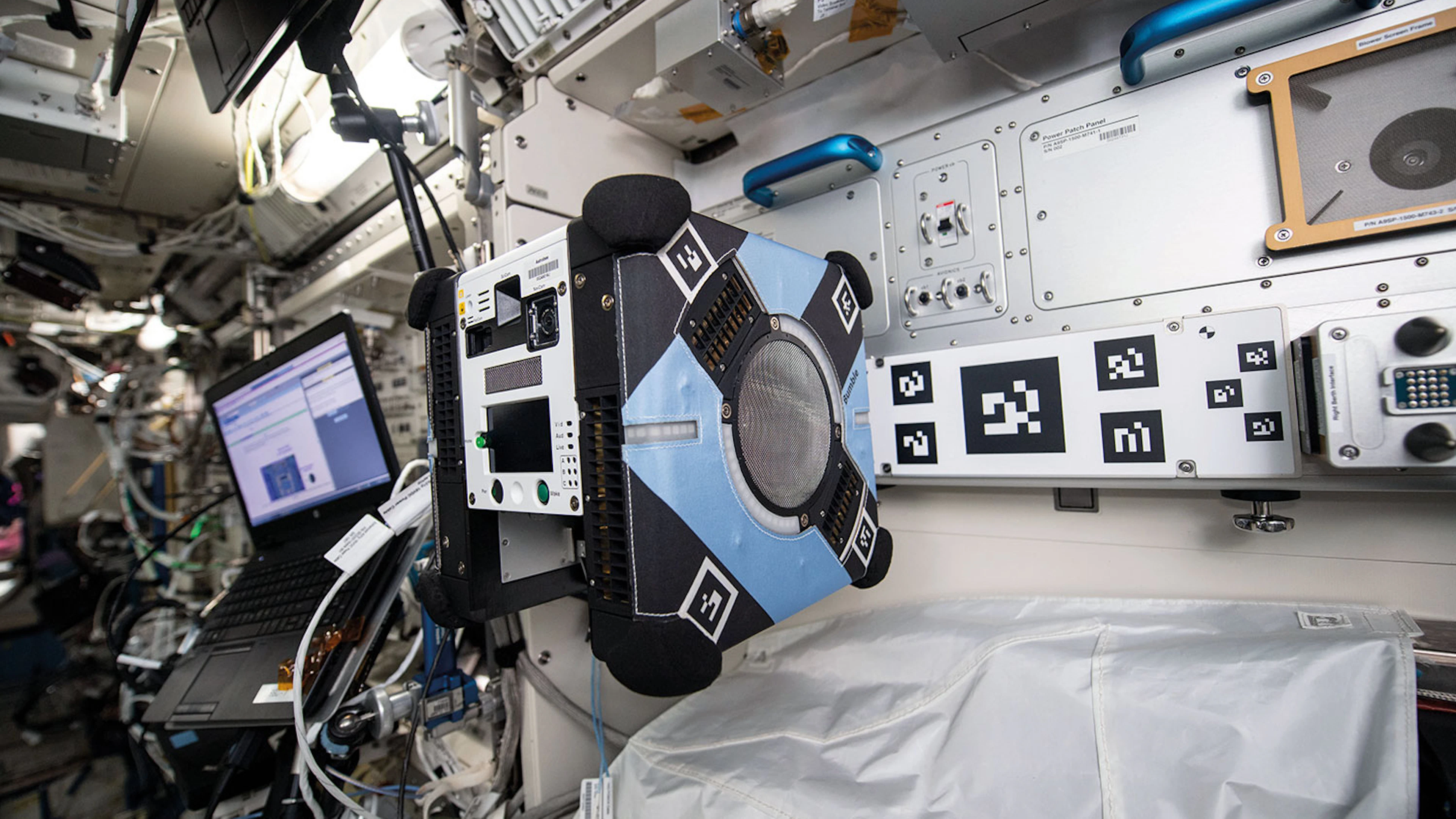Autonome robotbijen helpen astronauten in het ISS