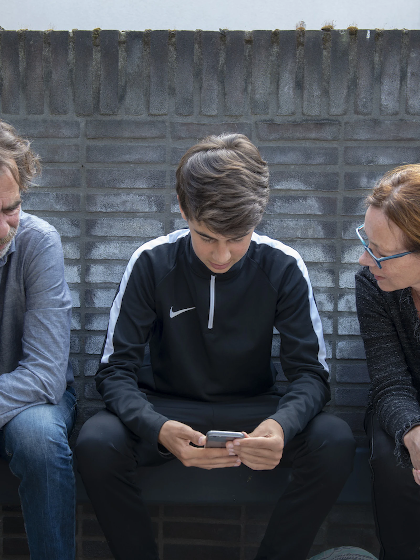 Tieners ergeren zich aan smartphoneverslaafde ouders