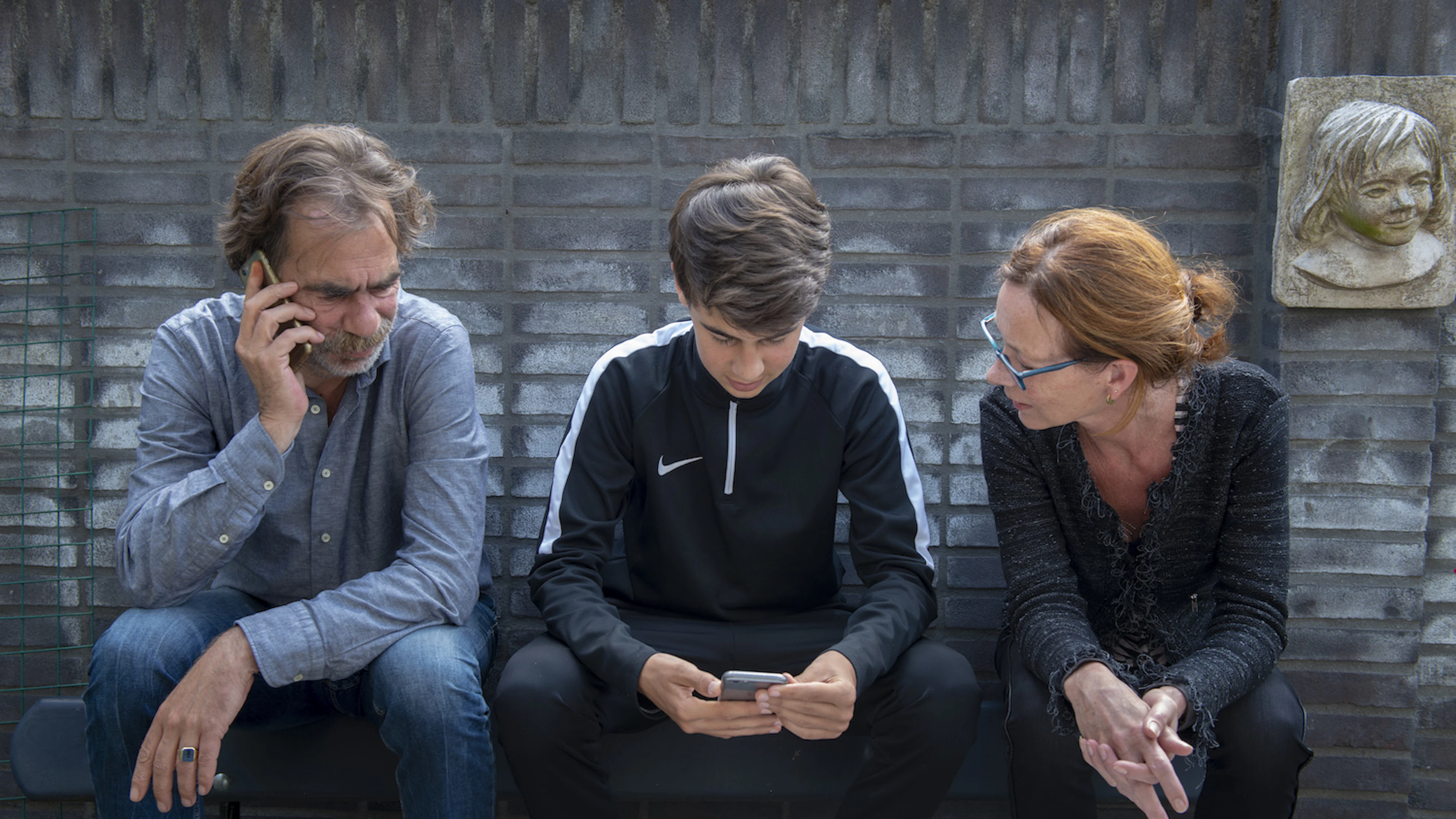 Tieners ergeren zich aan smartphoneverslaafde ouders