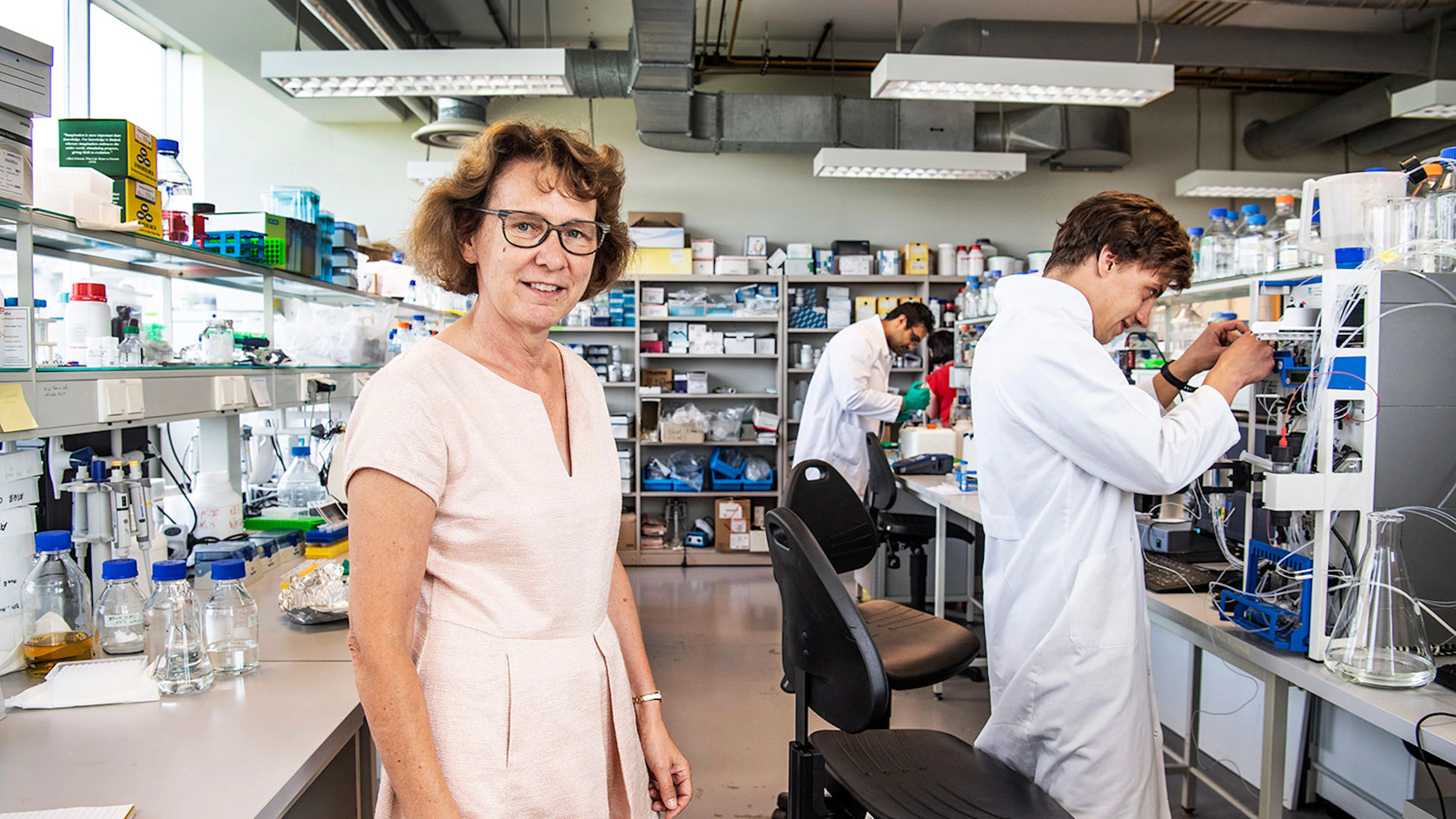 Met een druk op de knop start de astronaut het onderzoek van professor Dominique Maes. 'Meer is het niet'