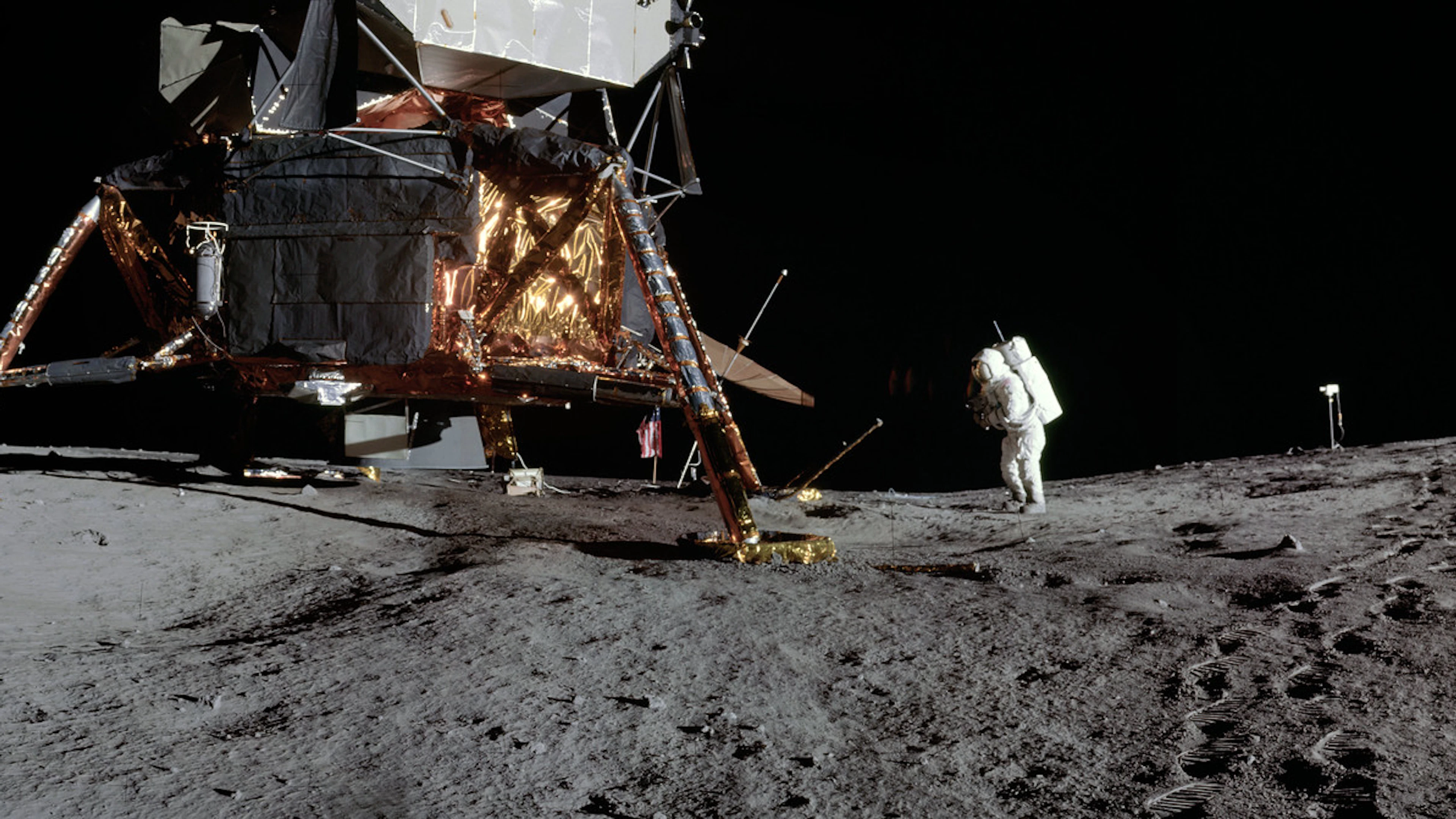 21 juli 1969: Neil Armstrong drukt zijn schoenzool in het maanstof