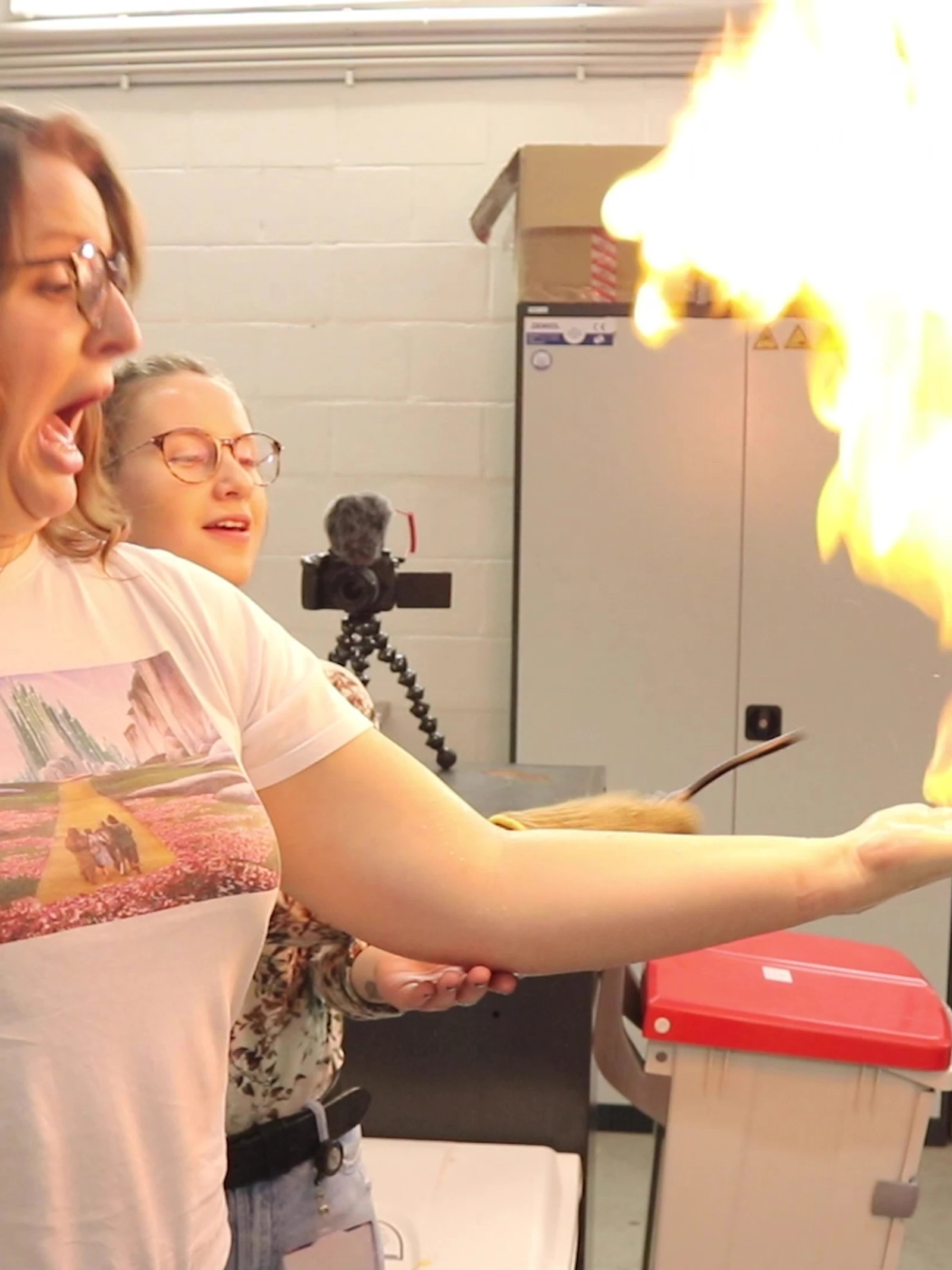 Van ijskoud CO2 tot brandend methaangas: vlogster Jacotte doet wetenschappelijke proefjes bij Technopolis