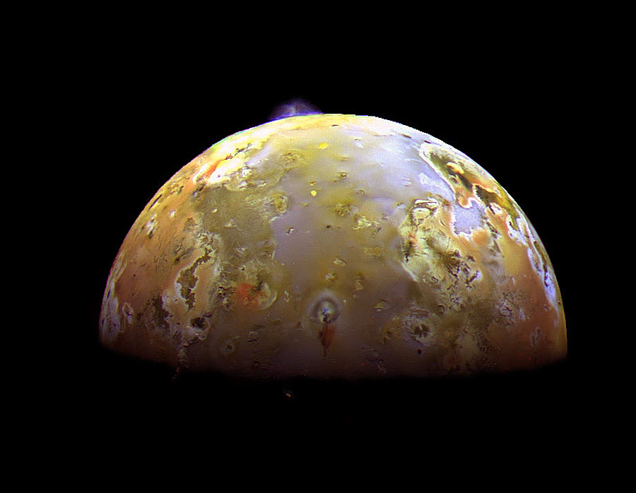 Io met een vulkaanpluim zichtbaar aan de noordelijke rand. (NASA)