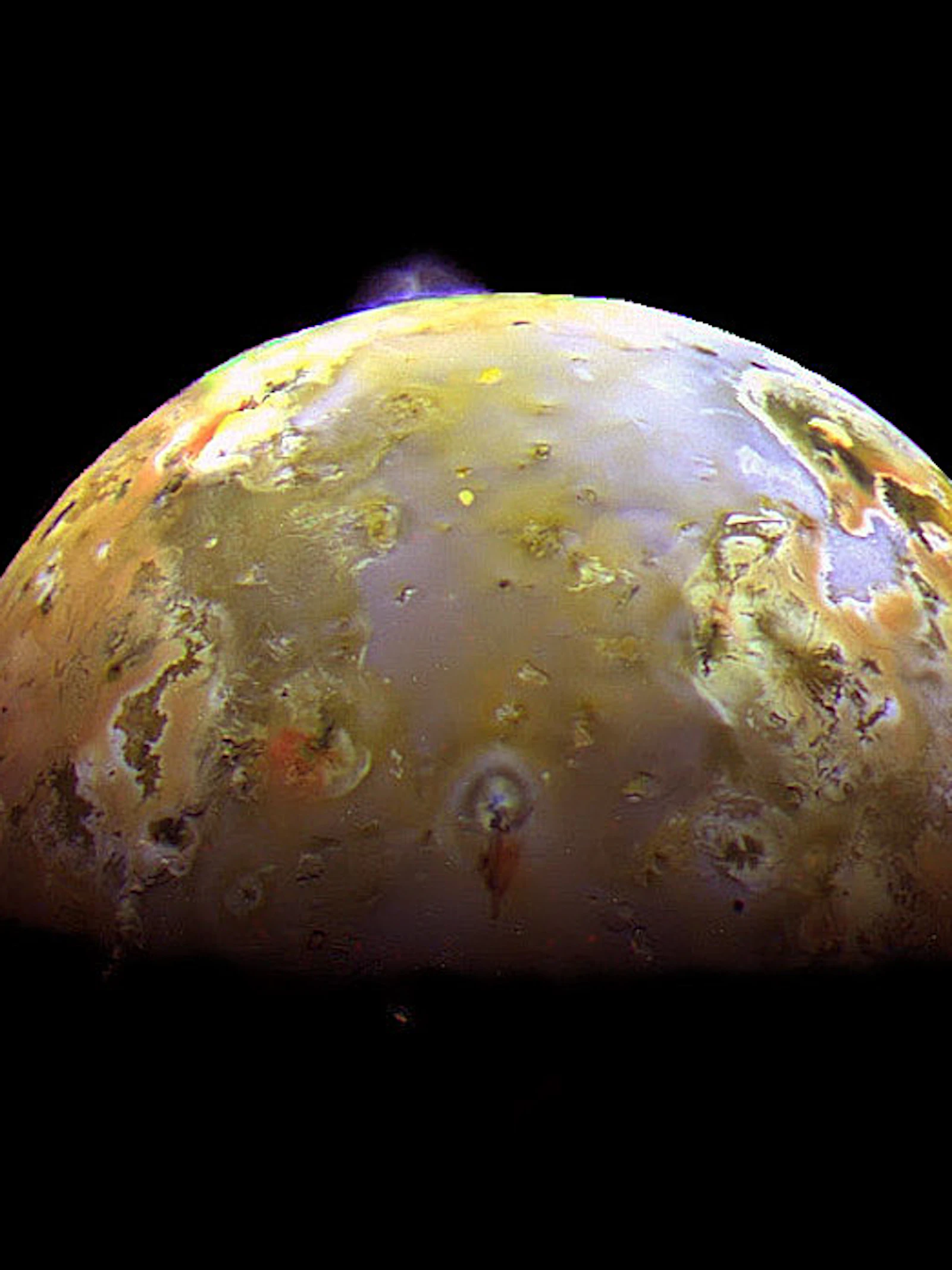 Vulkaanuitbarsting op Io (NASA) Io met een vulkaanpluim zichtbaar aan de noordelijke rand. (NASA)