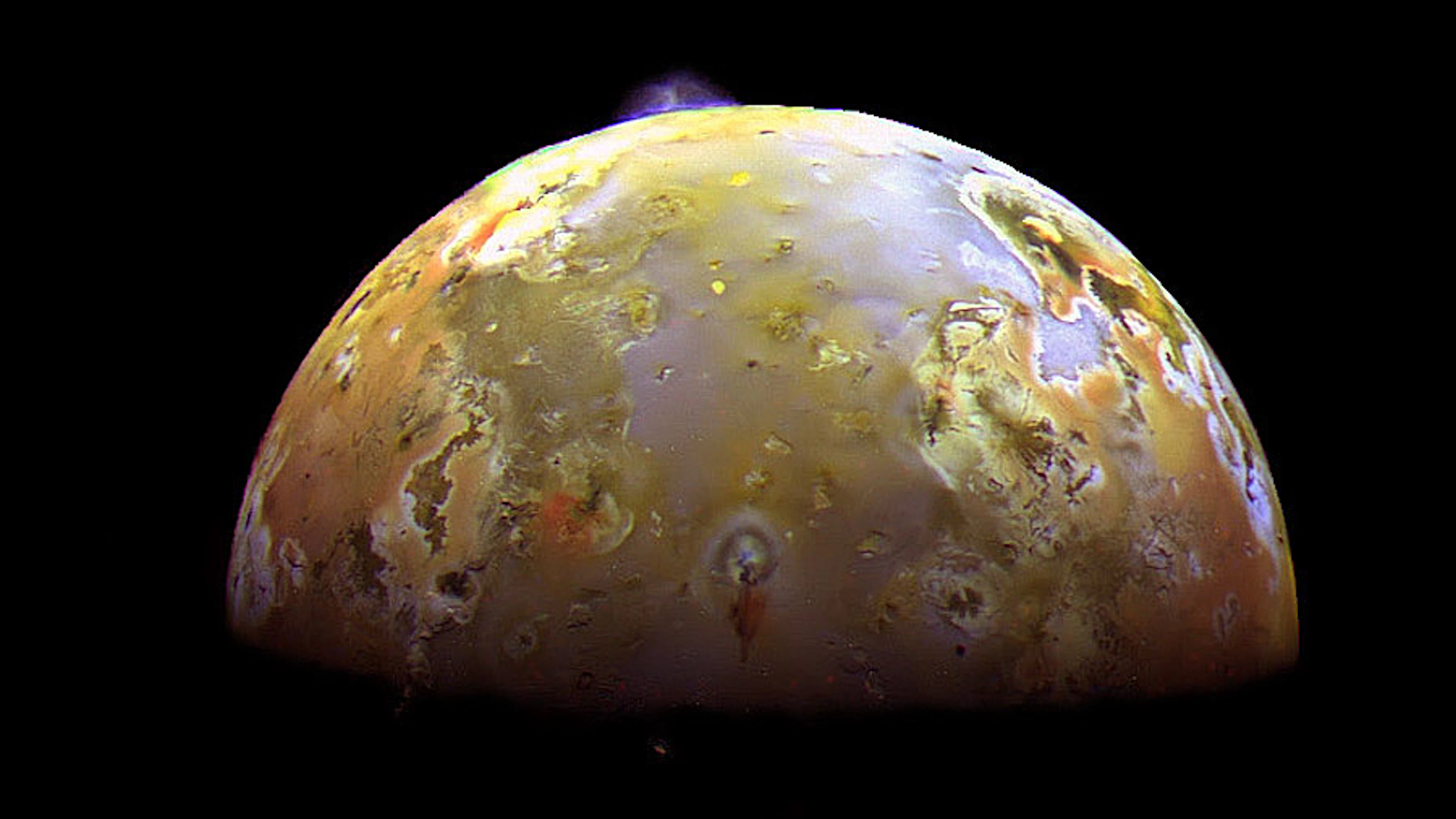 Vulkaanuitbarsting op Io (NASA) Io met een vulkaanpluim zichtbaar aan de noordelijke rand. (NASA)