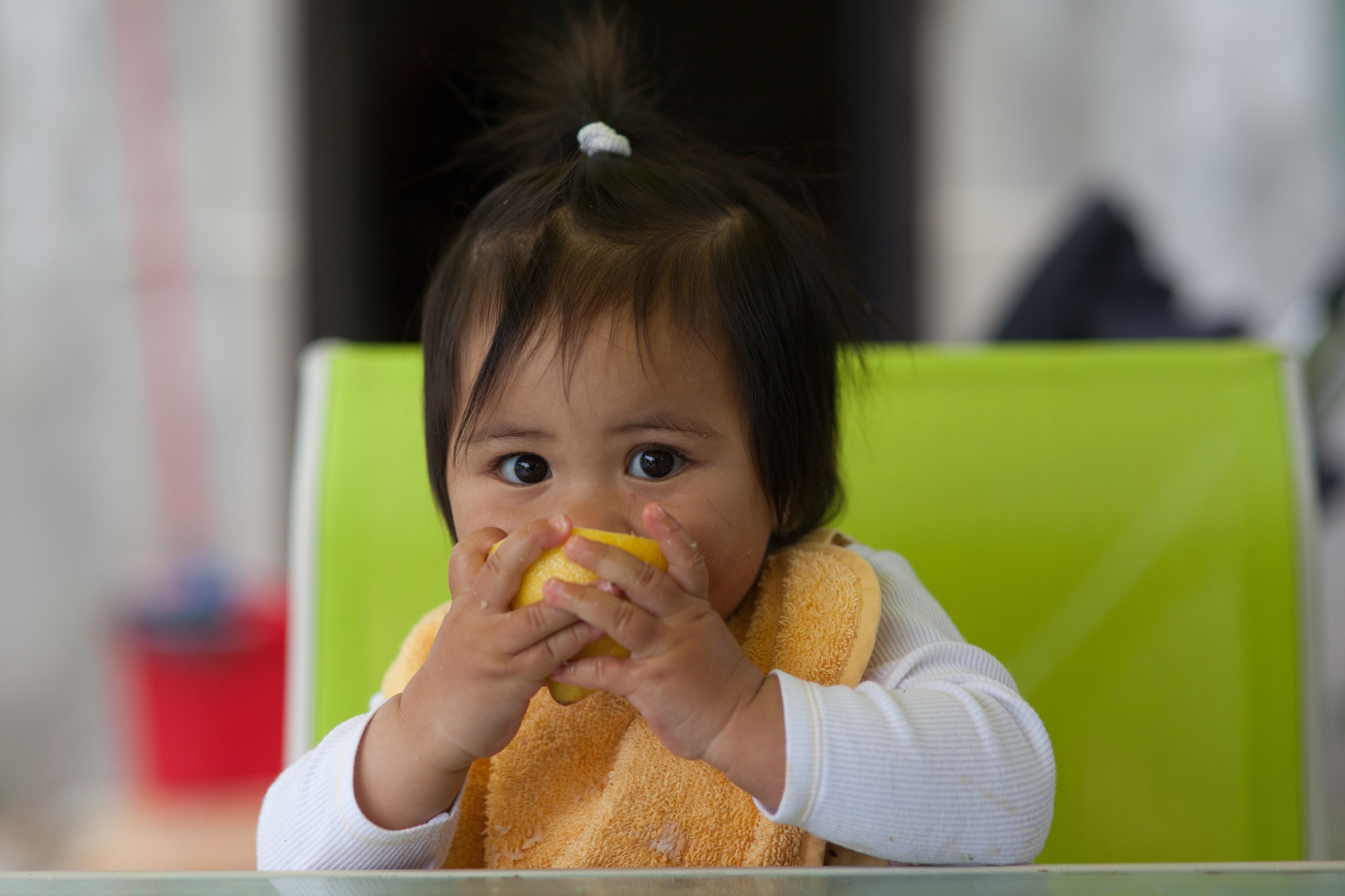 Baby's delen hun eten, zelfs als ze honger hebben