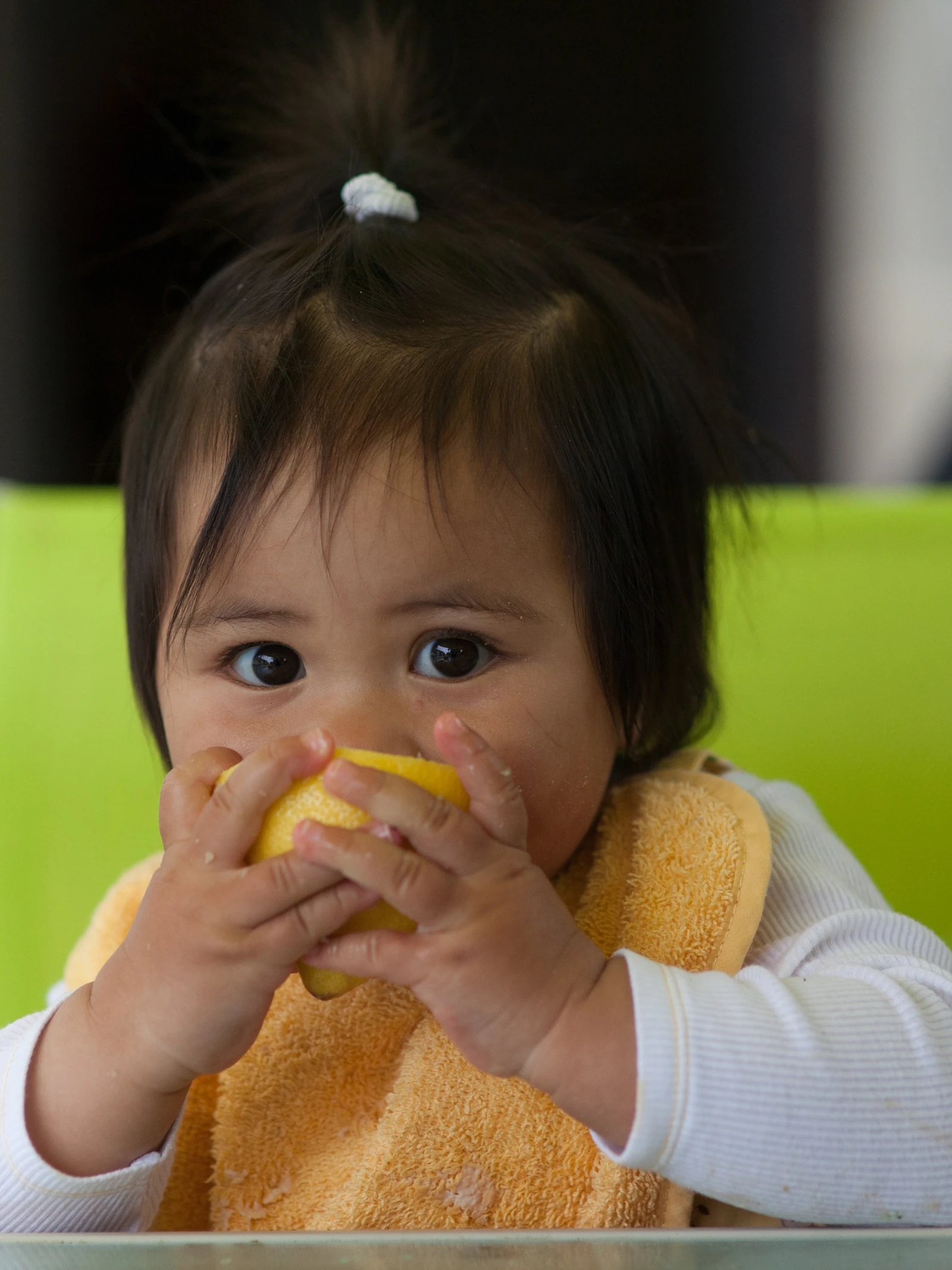 Baby's delen hun eten, zelfs als ze honger hebben