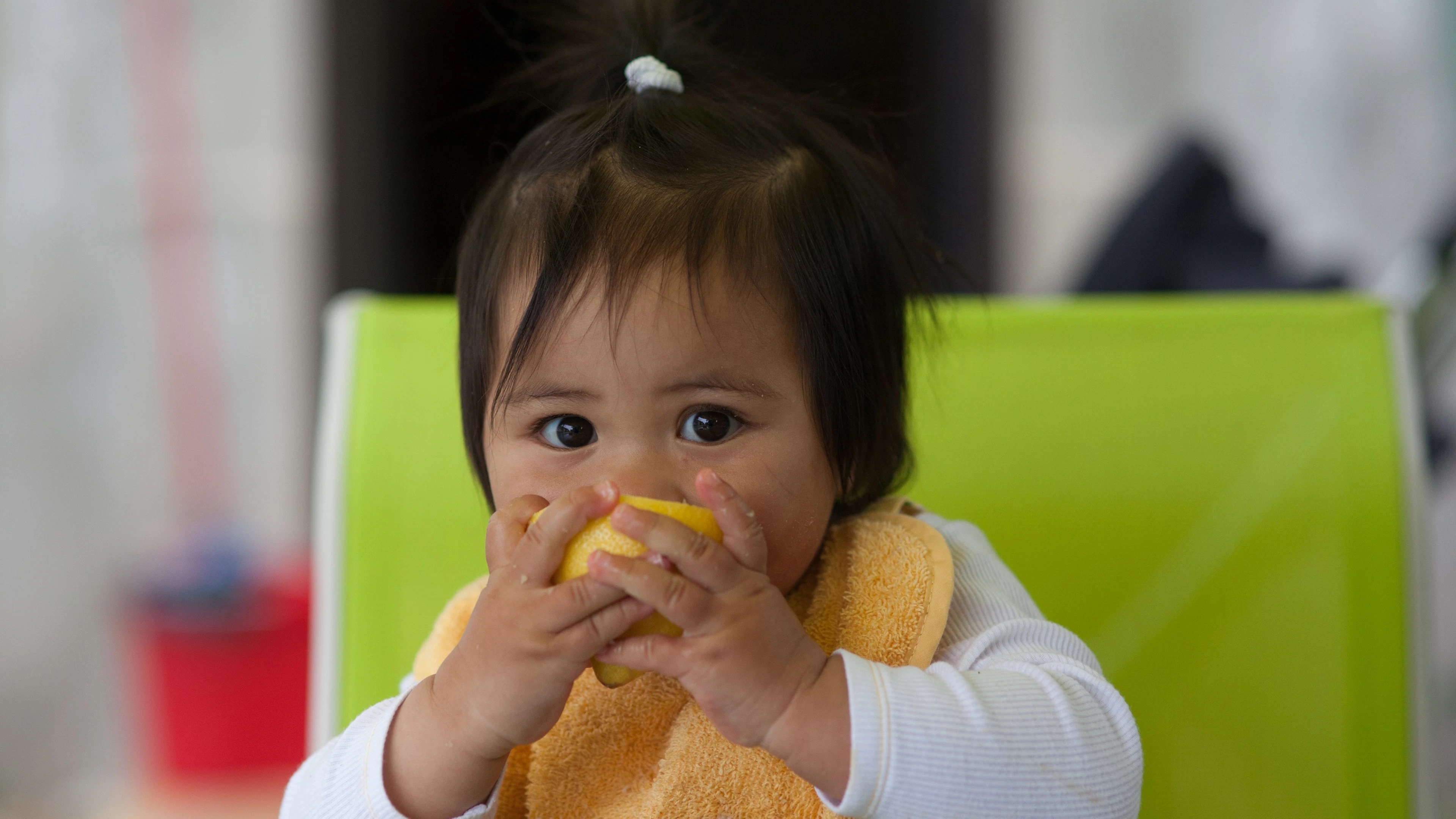 Baby's delen hun eten, zelfs als ze honger hebben