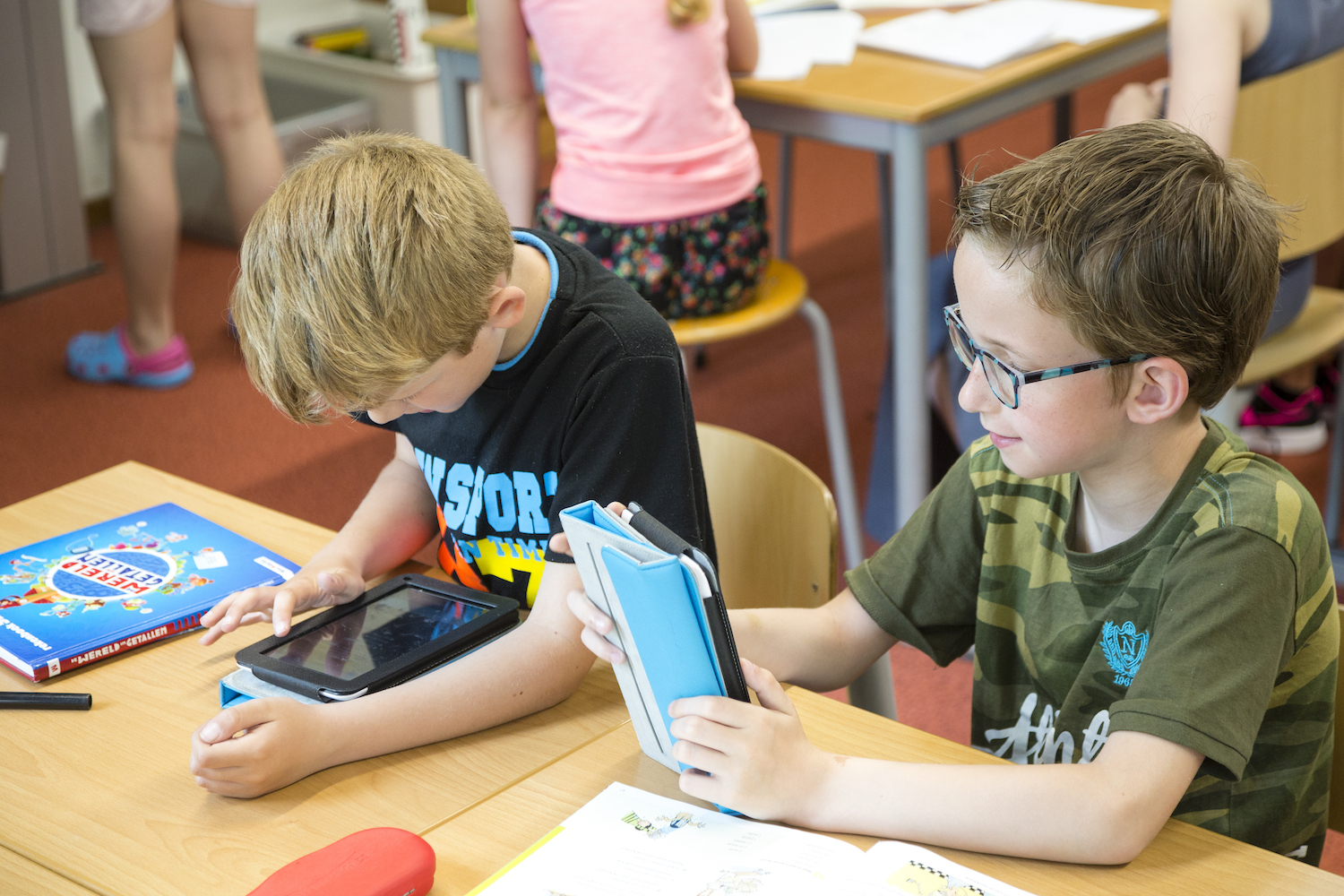 De jongste leerlingen van de klas zijn minder gelukkig en gezond