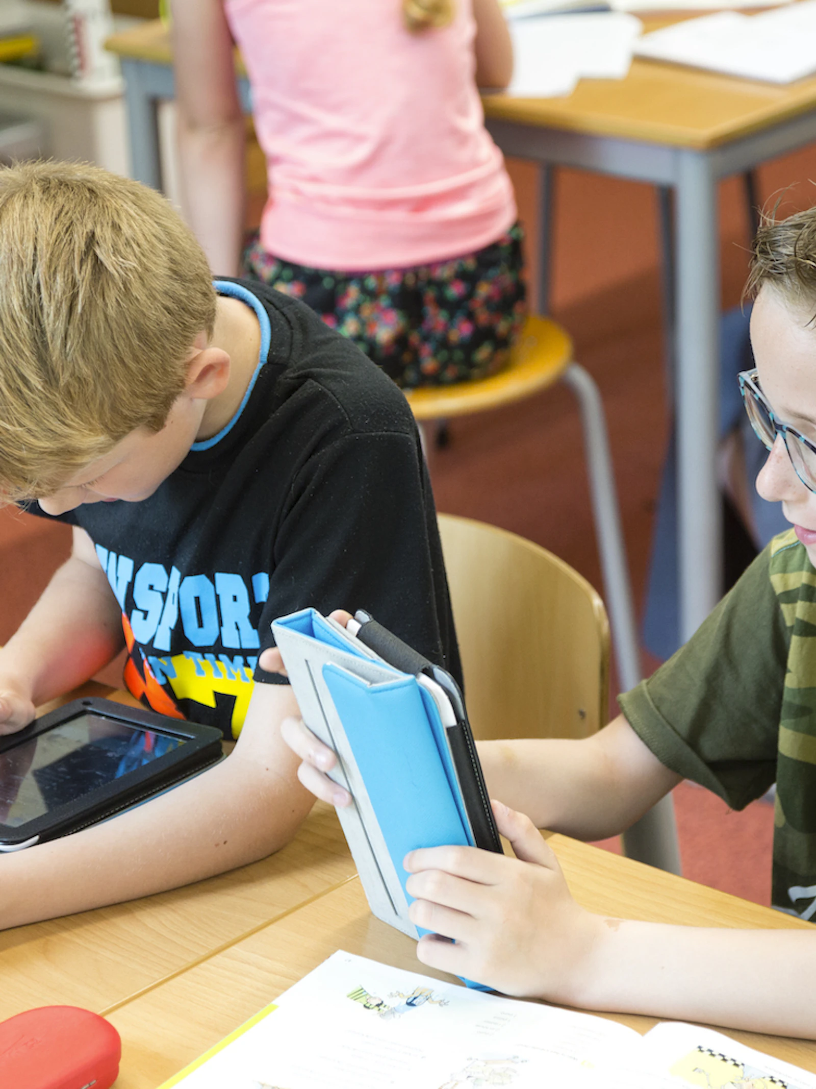 De jongste leerlingen van de klas zijn minder gelukkig en gezond