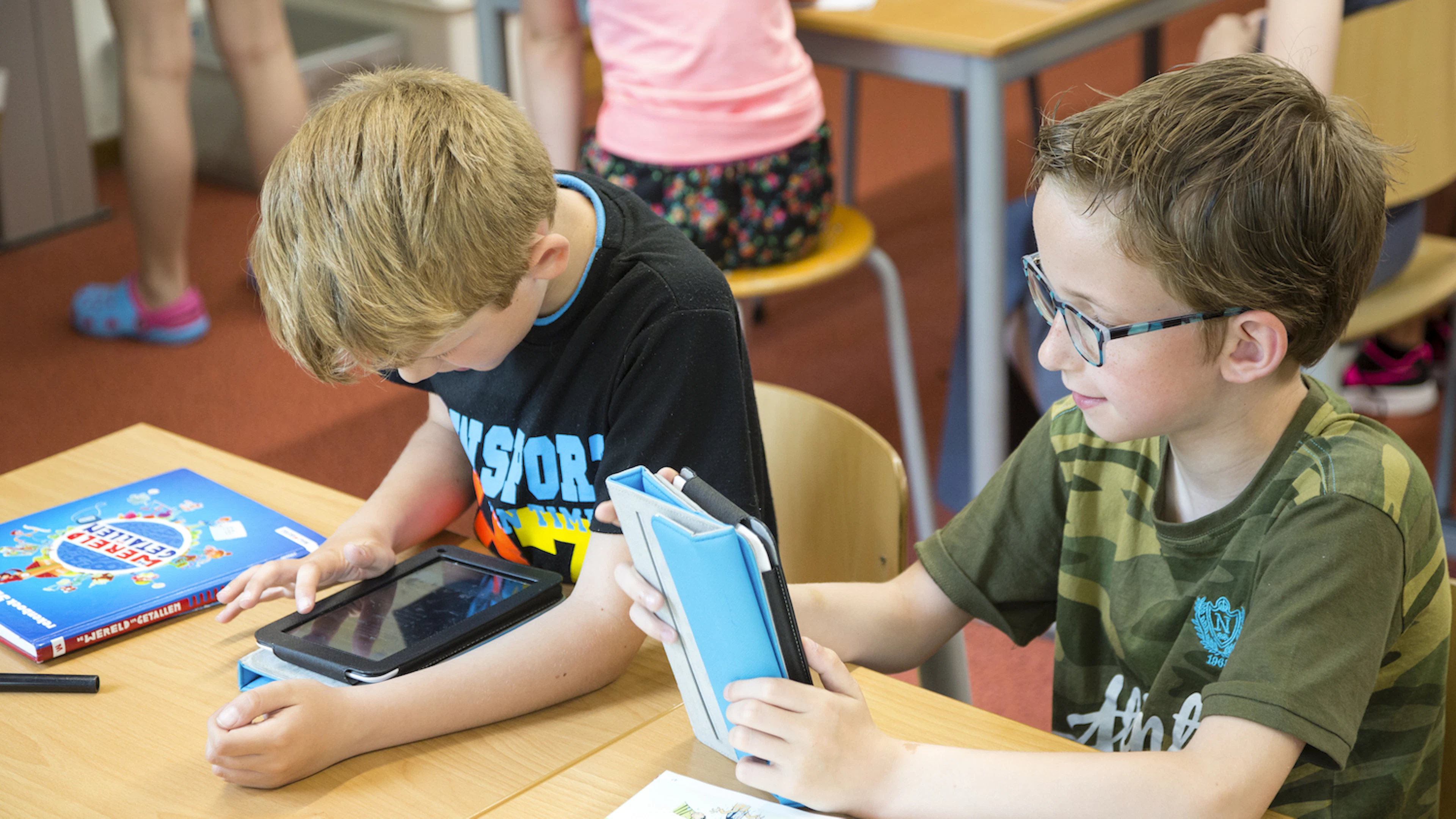 De jongste leerlingen van de klas zijn minder gelukkig en gezond