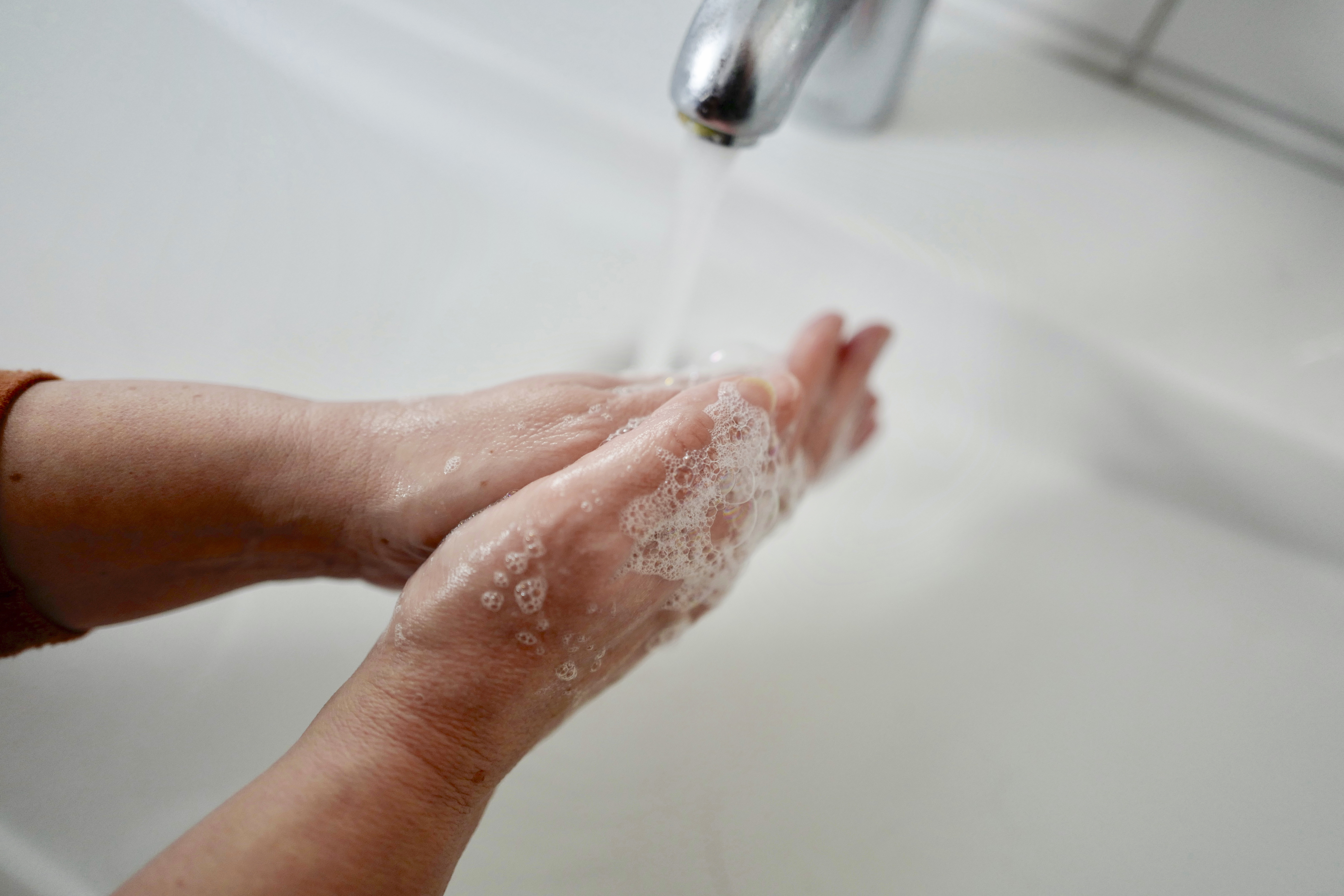Wassen we onze handen best met zeep of met een ontsmettingsmiddel?