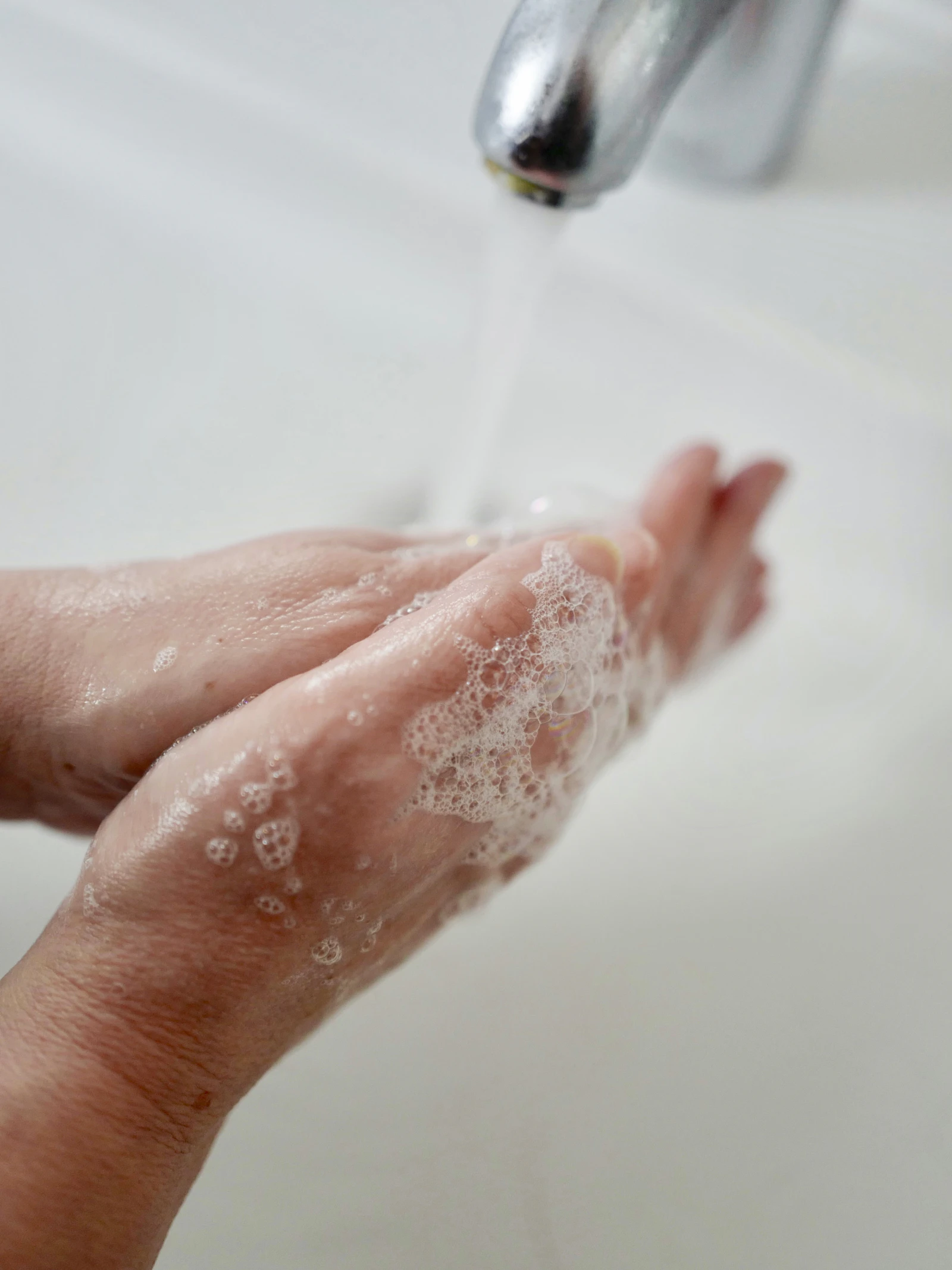 Wassen we onze handen best met zeep of met een ontsmettingsmiddel?