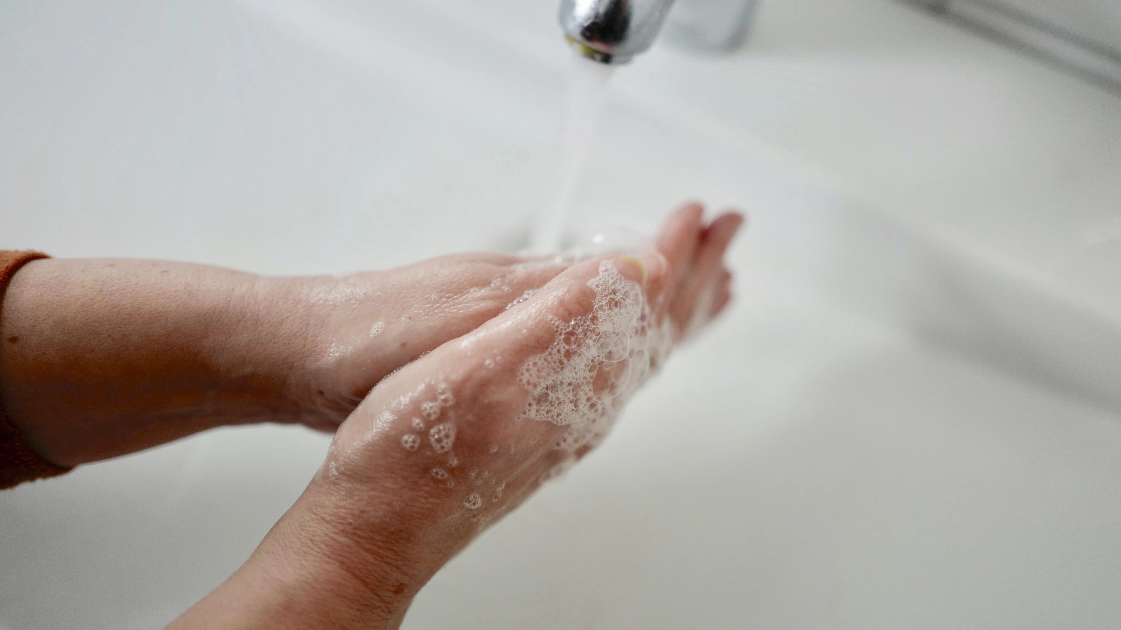 Wassen we onze handen best met zeep of met een ontsmettingsmiddel?