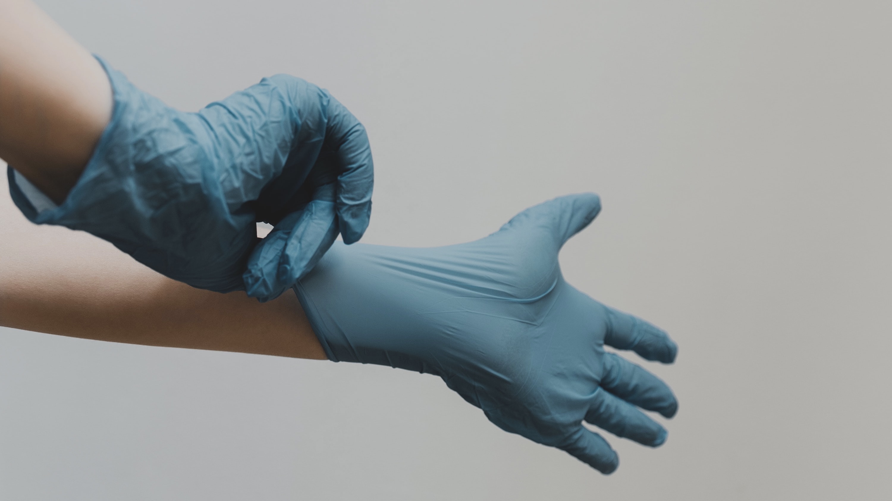 Beschermen wegwerphandschoenen tegen een besmetting met het coronavirus?