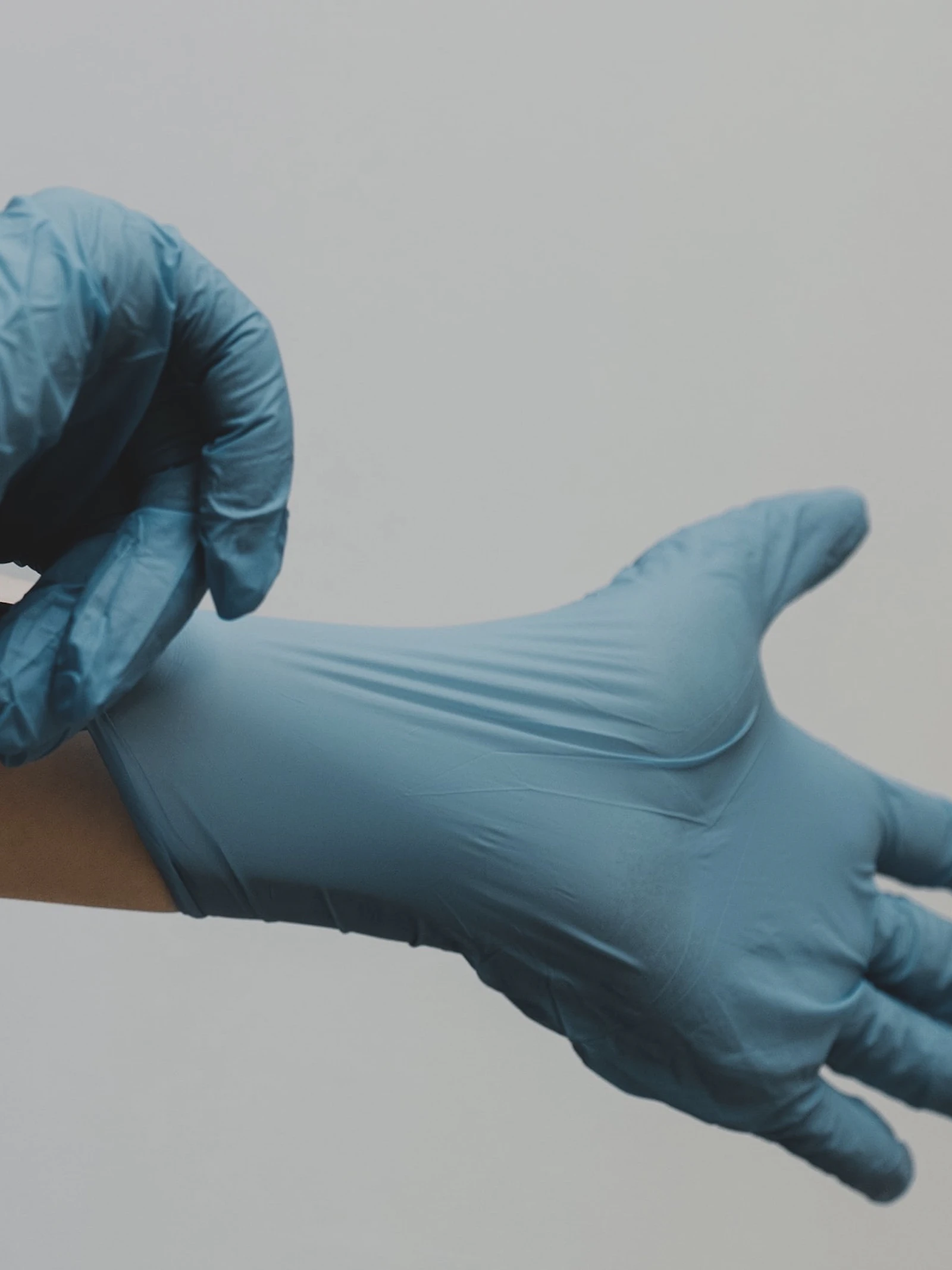 Beschermen wegwerphandschoenen tegen een besmetting met het coronavirus?