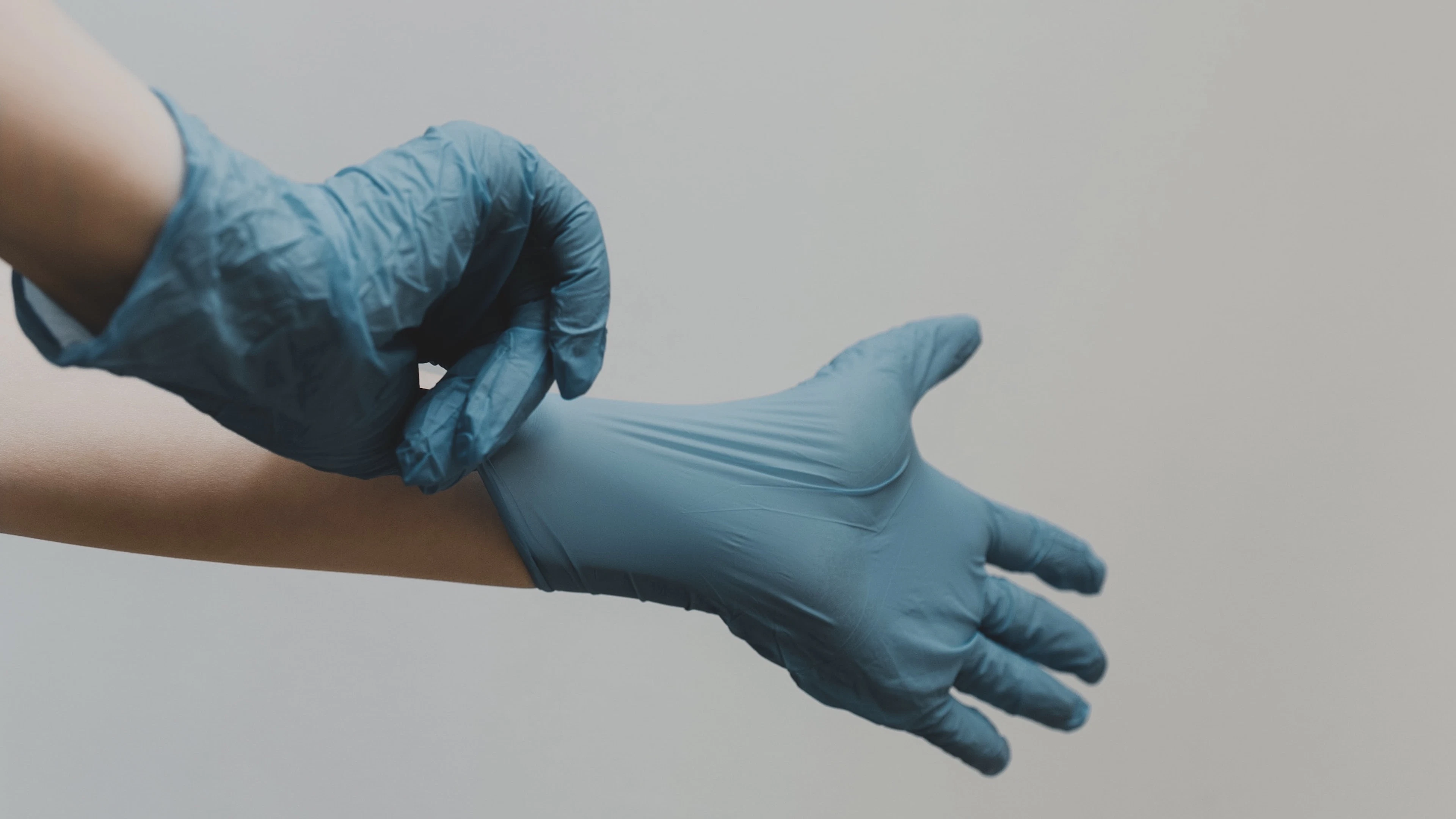 Beschermen wegwerphandschoenen tegen een besmetting met het coronavirus?