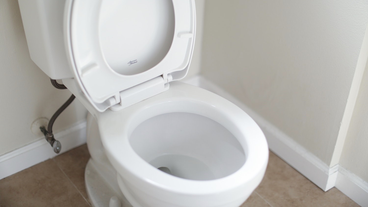 Moet het wc-deksel naar beneden tijdens het doorspoelen?