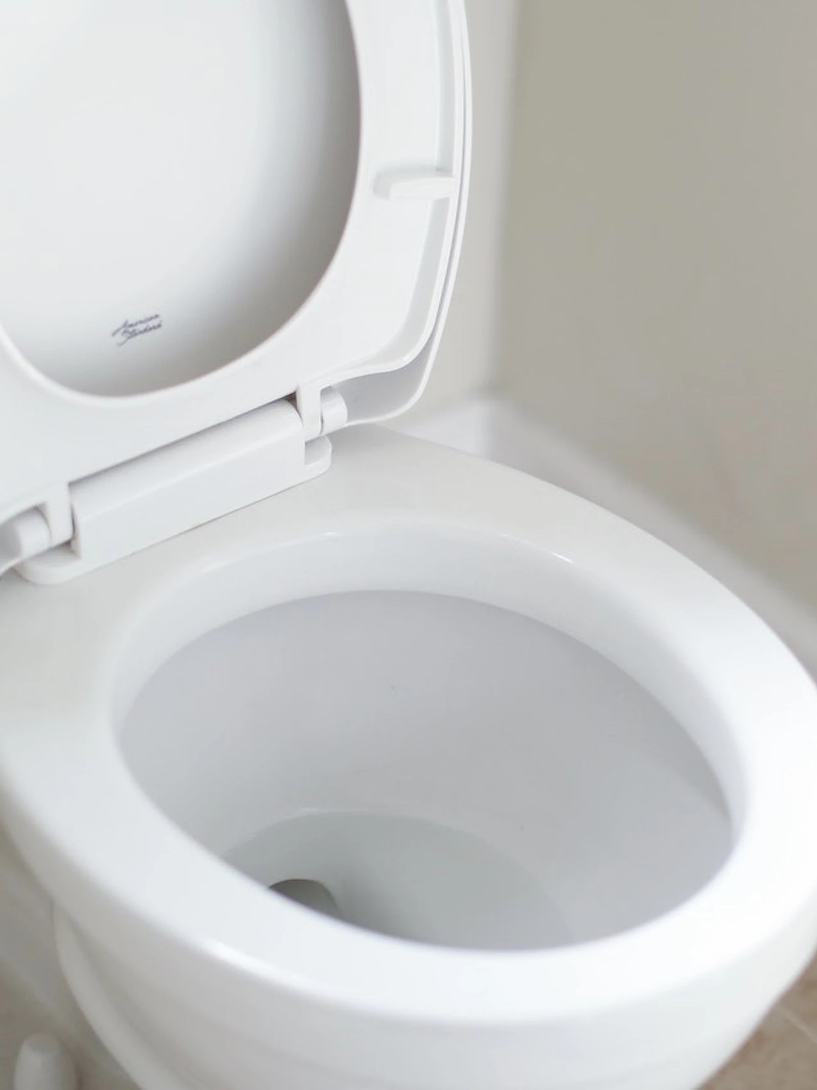 Moet het wc-deksel naar beneden tijdens het doorspoelen?