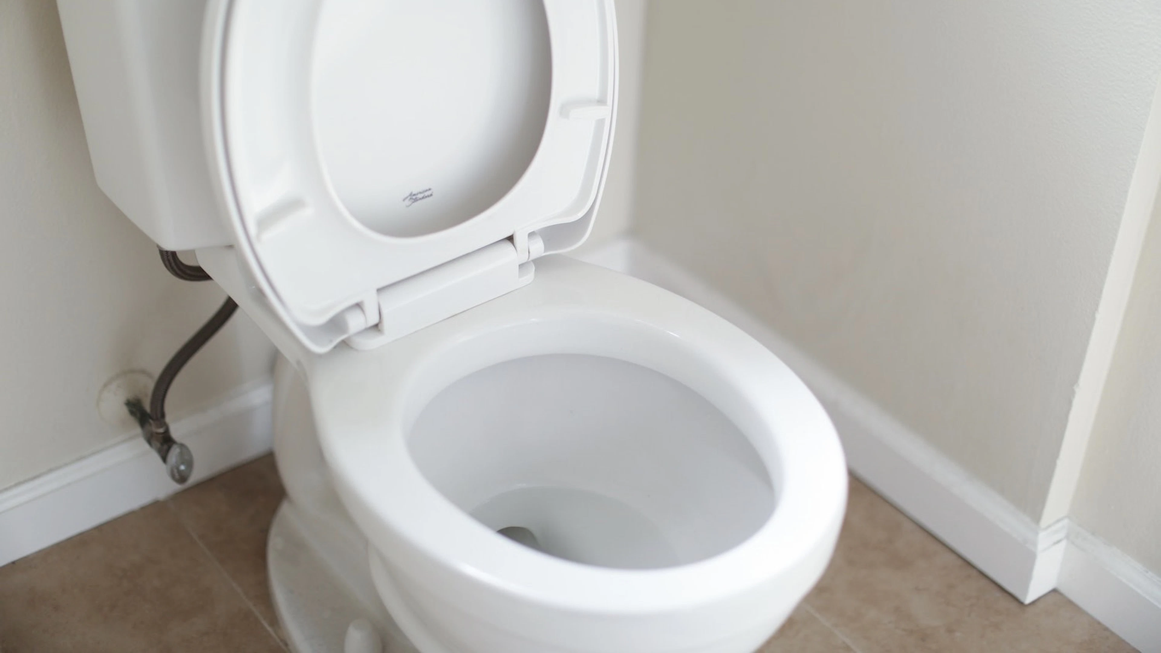 Moet het wc-deksel naar beneden tijdens het doorspoelen?