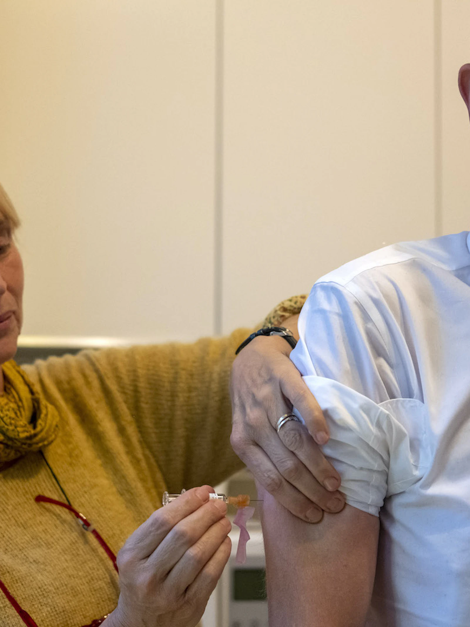 Coronaleed kan je beperken met een griepprik, maar zijn er wel voldoende vaccins?