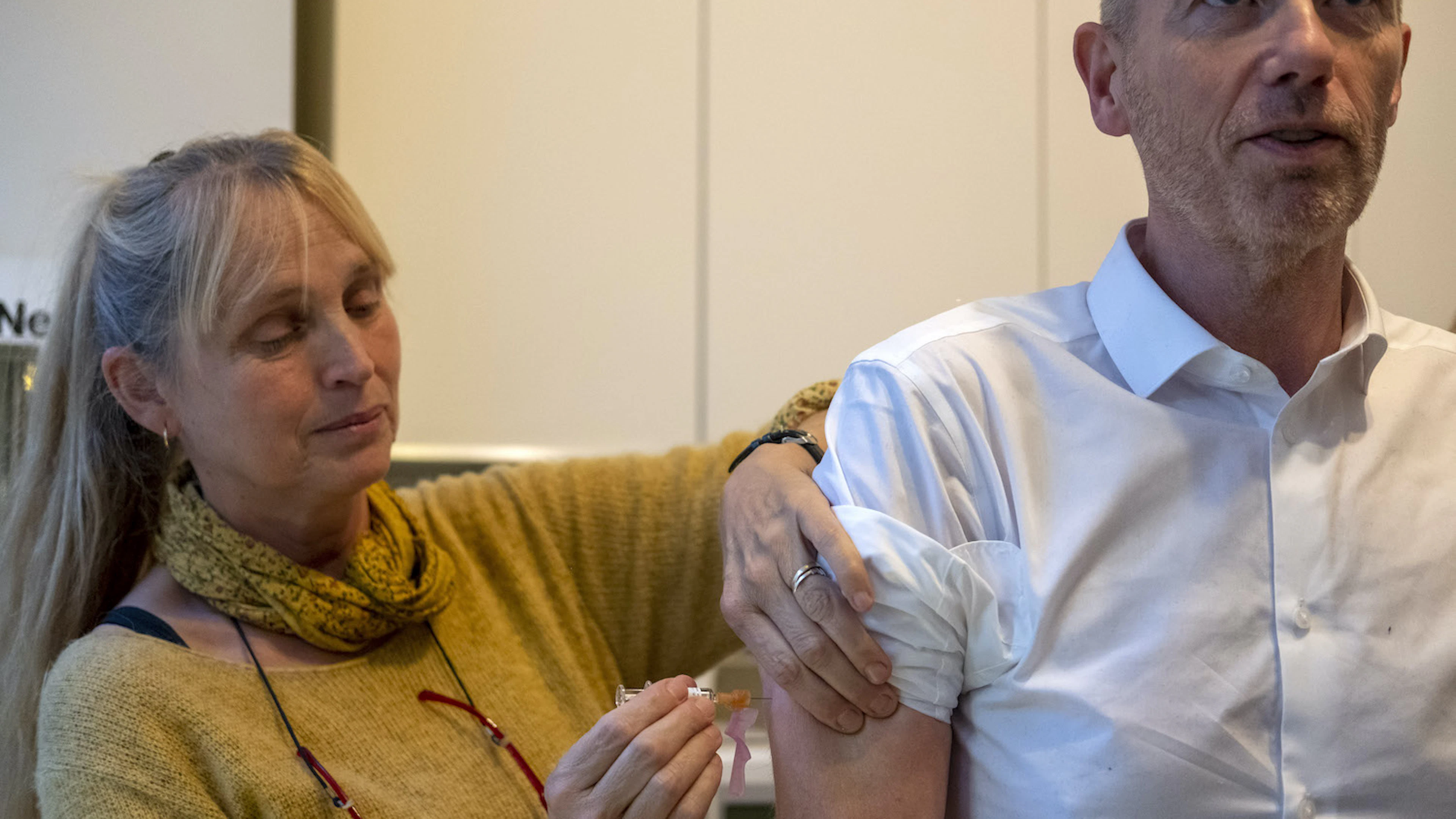 Coronaleed kan je beperken met een griepprik, maar zijn er wel voldoende vaccins?