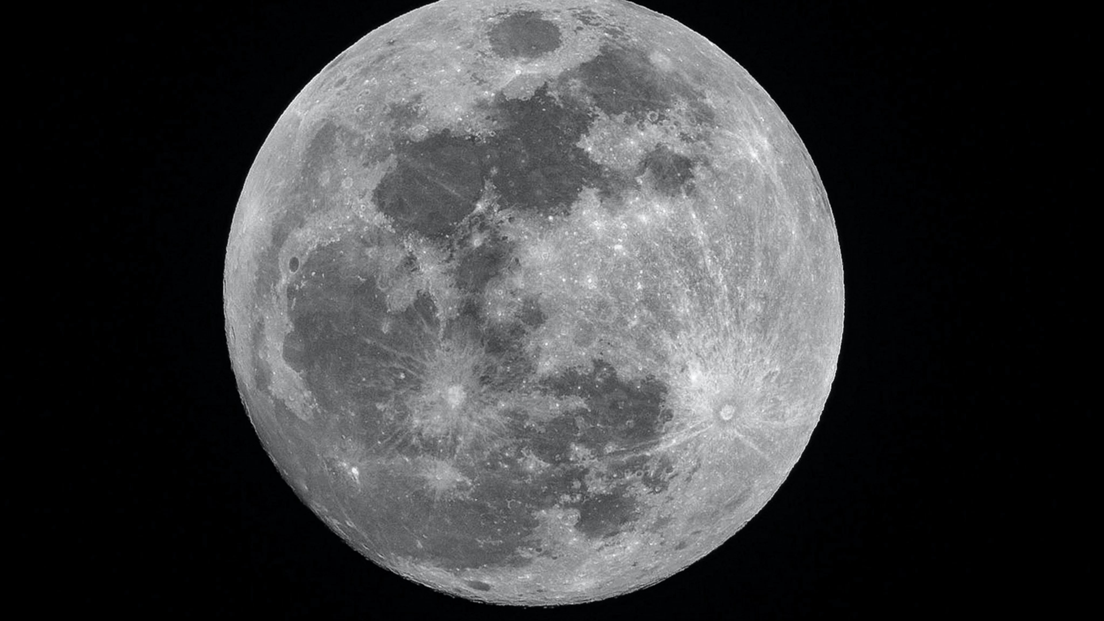 ‘Verroest’ de maan onder invloed van aardse zuurstof?