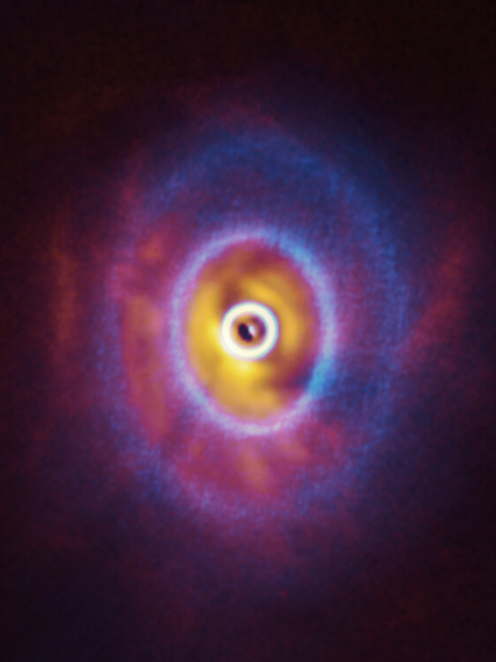 Drievoudig stersysteem trekt planeetvormende schijf krom