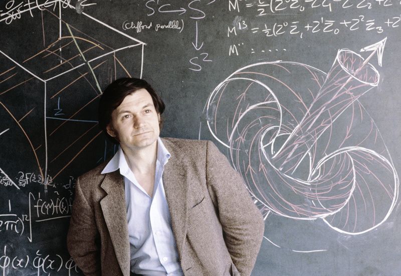 De jonge Penrose poseert naast een topologisch krijtuniversum (©Anthony Howarth)